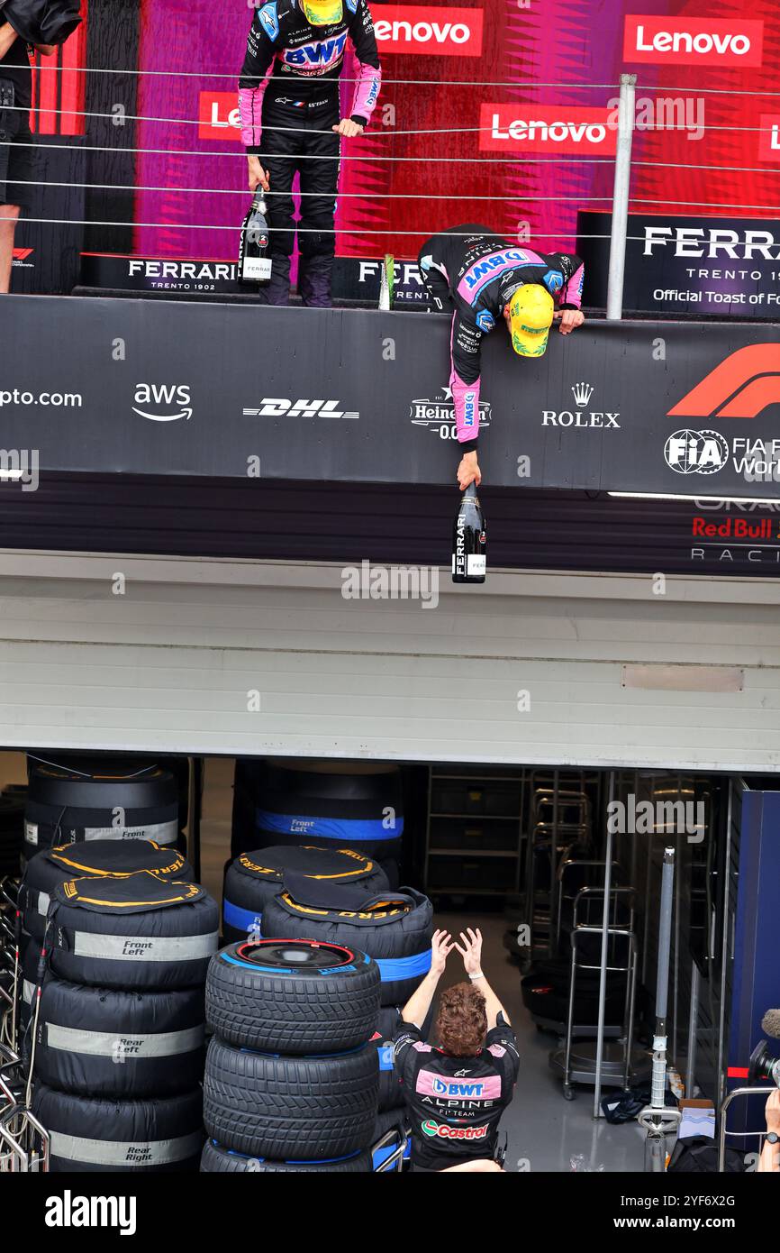 Sao Paulo, Brésil. 03 Nov, 2024. Esteban Ocon (FRA) Alpine F1 Team et Pierre Gasly (FRA) Alpine F1 Team ouvrent leur champagne à l'équipe sur le podium. 03.11.2024. Championnat du monde de formule 1, Rd 21, Grand Prix du Brésil, Sao Paulo, Brésil, jour de la course. Le crédit photo devrait se lire : XPB/Alamy Live News. Banque D'Images