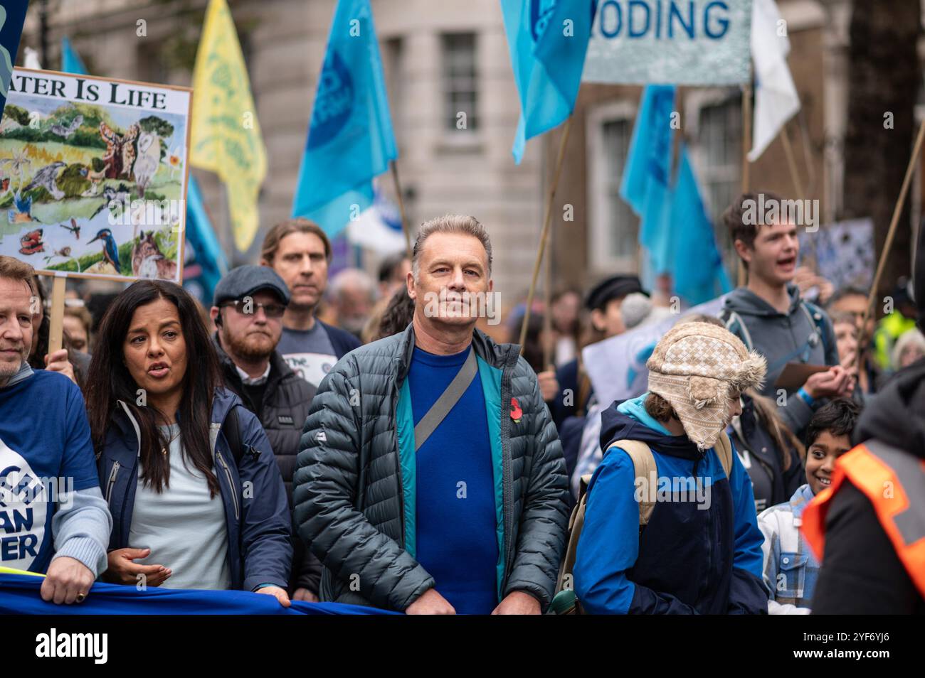 Londres, Royaume-Uni. 03 Nov, 2024. Chris Packham est vu rejoindre les manifestants pendant la marche. Les manifestants défilent à Londres pour exiger que le gouvernement « applique la loi actuelle et délivre une nouvelle législation qui mettra fin à toute pollution et restaurera nos rivières, voies navigables, mers et réservoirs à pleine santé d’ici 2030 ». Crédit : SOPA images Limited/Alamy Live News Banque D'Images
