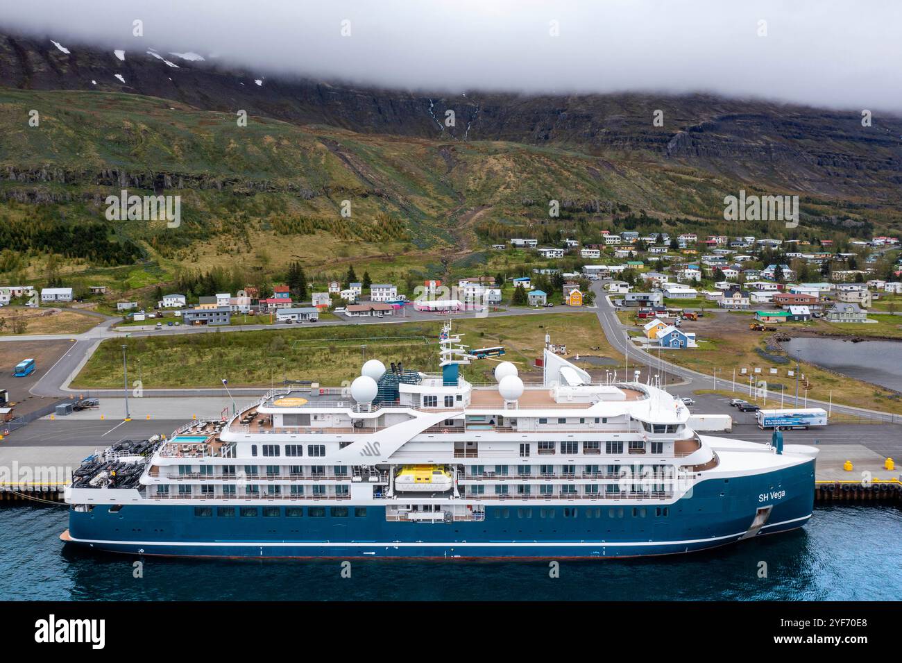 Vue aérienne du SH Vega Cruise est un navire de croisière d'expédition exploité par Swan Hellenic, amarré dans le port de Seyðisfjörður Seydisfjordur, en Islande. SH V Banque D'Images