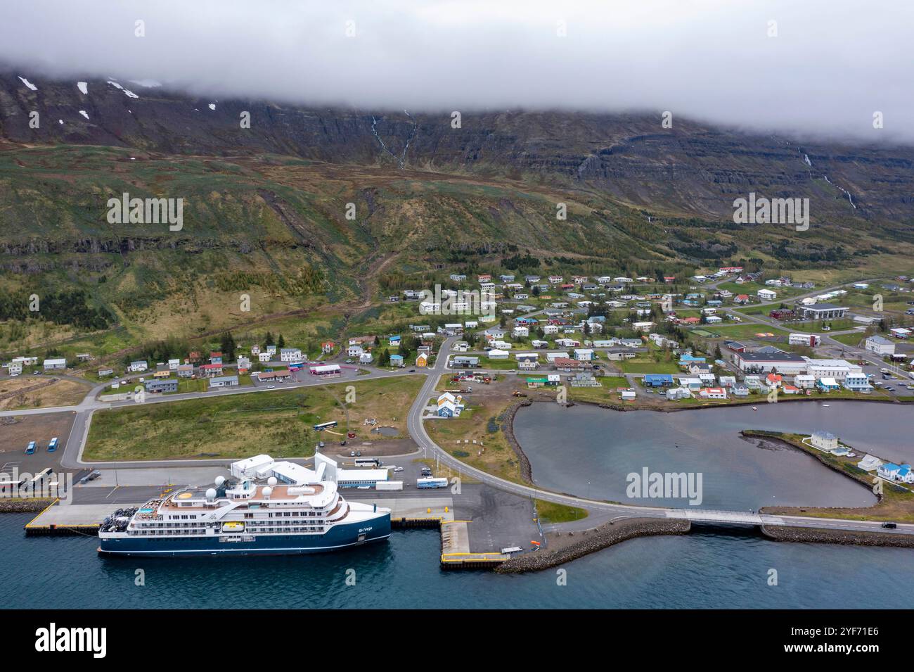 Vue aérienne du SH Vega Cruise est un navire de croisière d'expédition exploité par Swan Hellenic, amarré dans le port de Seyðisfjörður Seydisfjordur, en Islande. SH V Banque D'Images
