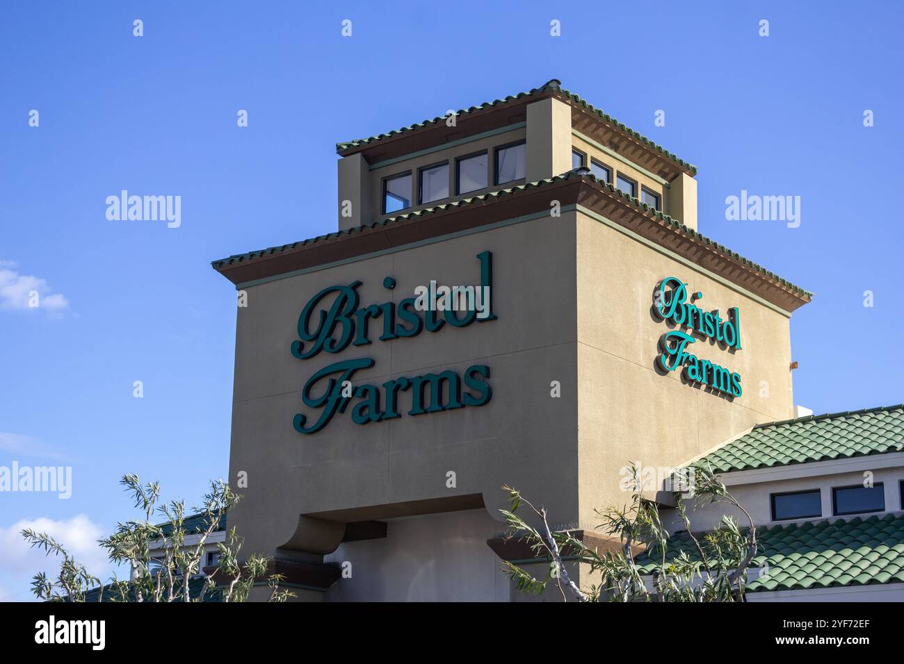 Manhattan Beach, Californie, États-Unis - 03-08-2019 : une vue d'un panneau de façade de magasin pour la chaîne d'épicerie haut de gamme connue sous le nom de Bristol Farms. Banque D'Images