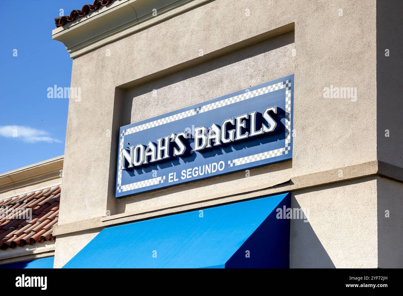 El Segundo, Californie, États-Unis - 03-08-2019 : une vue d'un panneau de façade de magasin pour Noah's Bagels. Banque D'Images