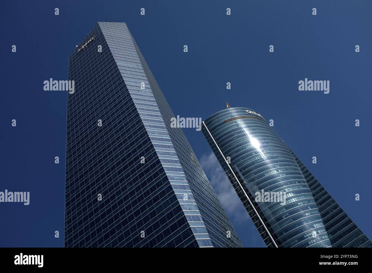Vue sur la Torre de cristal et la Torre Emperador Castellana, au Cuatro Torres Business Area (CTBA), un quartier d'affaires de Madrid Banque D'Images
