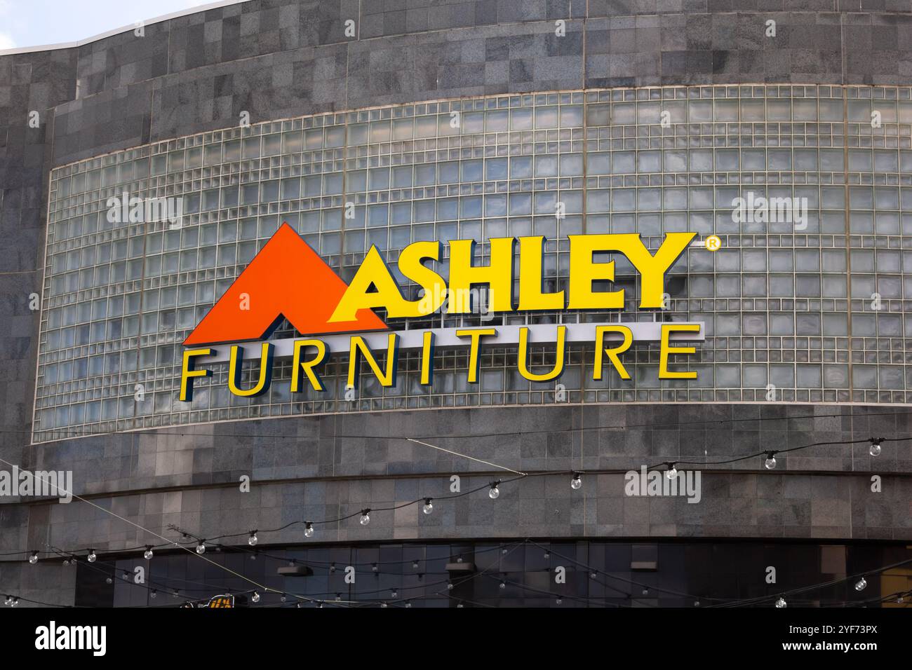 Orange, Californie, États-Unis - 03-10-2019 : une vue d'une enseigne de façade de magasin pour la société de design de meubles haut de gamme connue sous le nom d'Ashley Furniture. Banque D'Images