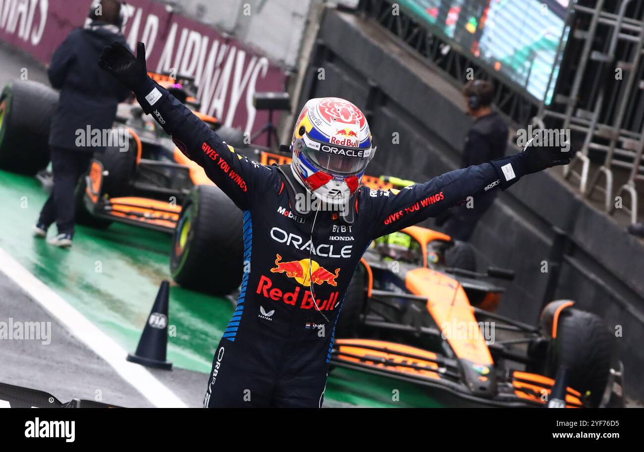 Le Néerlandais Max Verstappen de Red Bull célèbre la première place lors de la cérémonie de remise des prix du Grand Prix de formule 1 de São Paulo, sur le circuit Interlagos, dans le sud de São Paulo, ce dimanche. 11/03/2024 crédit : Brazil photo Press/Alamy Live News Banque D'Images