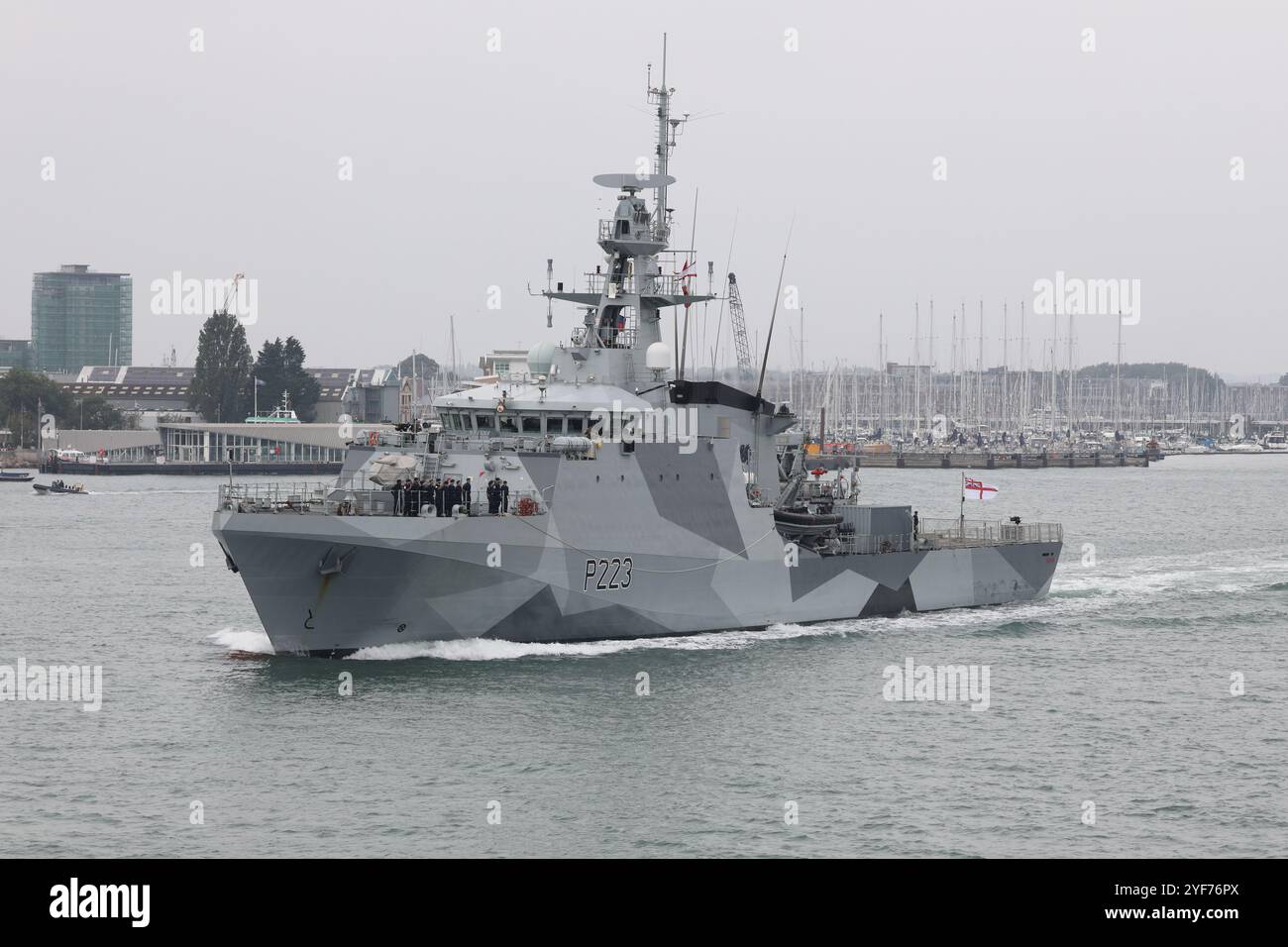 Le navire de patrouille offshore HMS MEDWAY de classe Batch 2 River de la Royal Navy part de la base navale pour poursuivre la formation de l'équipage Banque D'Images