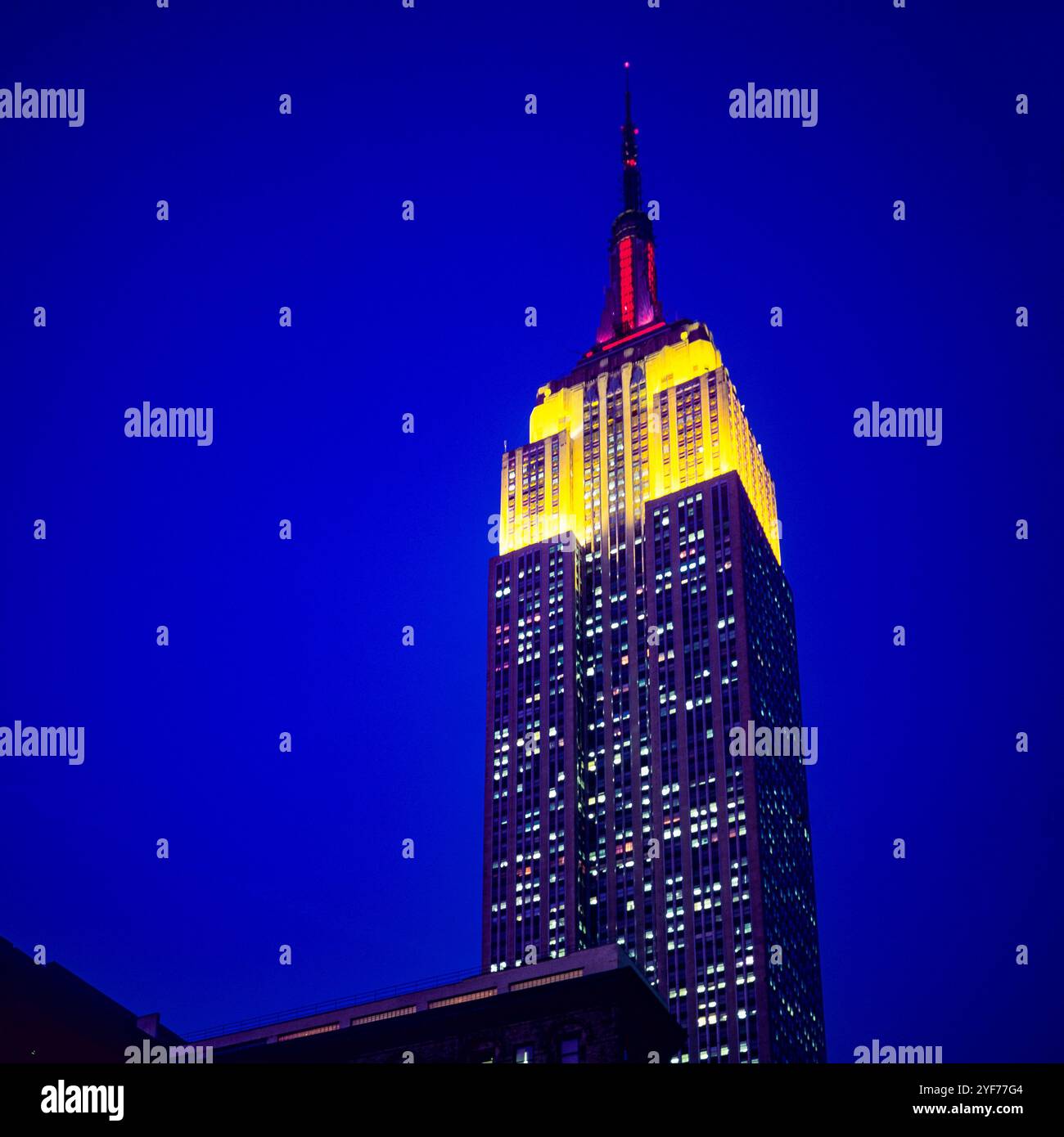 New York, Empire State Building, feux jaunes et rouges, nuit, illuminé, Midtown Manhattan, New York City, NYC, NY, ÉTATS-UNIS, Banque D'Images