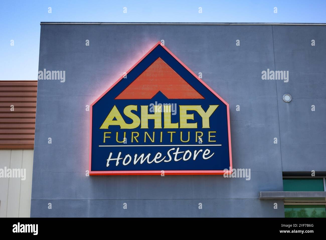 Fountain Valley, Californie, États-Unis - 03-24-2019 : une vue d'un panneau de façade de magasin pour Ashley Furniture Homestore. Banque D'Images
