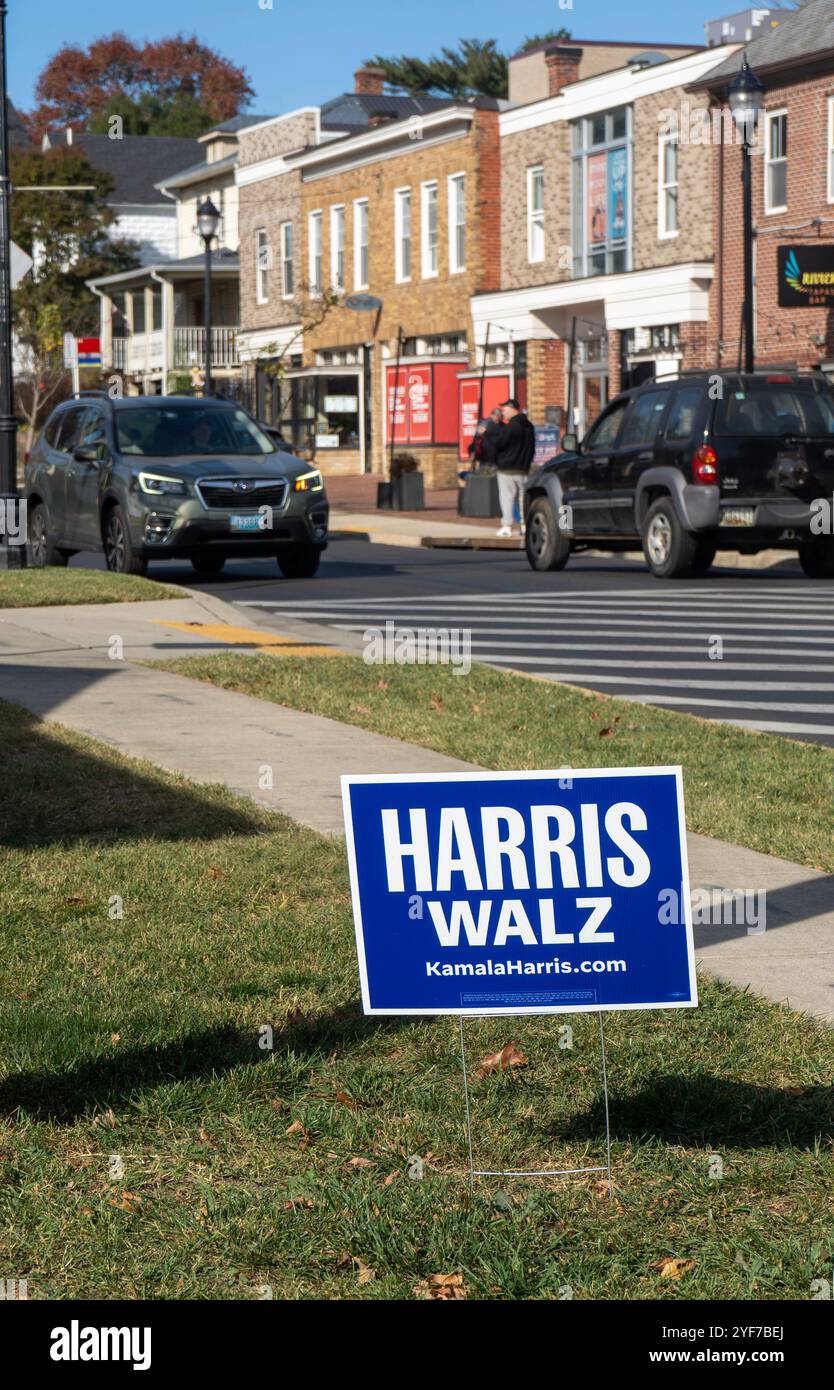 Un panneau en soutien au candidat démocrate Kamala Harris le long de Queensbury Road à Riverdale Park, Maryland, le 1er novembre 2024. Banque D'Images