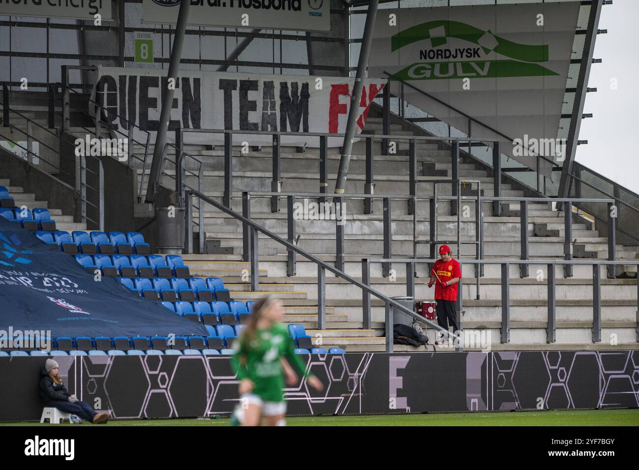 Hjorring, Danemark. 03 Nov, 2024. Le super-fan Morten Flamsted du FC Nordsjaelland vu seul dans les gradins lors du match de Gjensidige Kvindeliga entre Fortuna Hjorring et FC Nordsjaelland au Nord Energi Arena à Hjorring. Crédit : Gonzales photo/Alamy Live News Banque D'Images