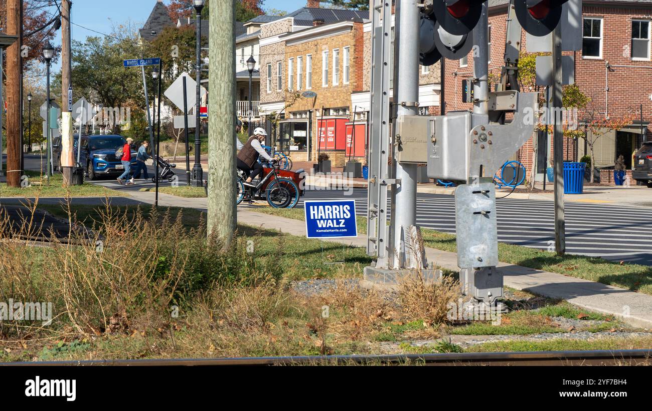 Un panneau en soutien à la candidate démocrate à la présidence Kamala Harris le long de Queensbury Road à Riverdale Park, Maryland, le 1er novembre 2024. Banque D'Images