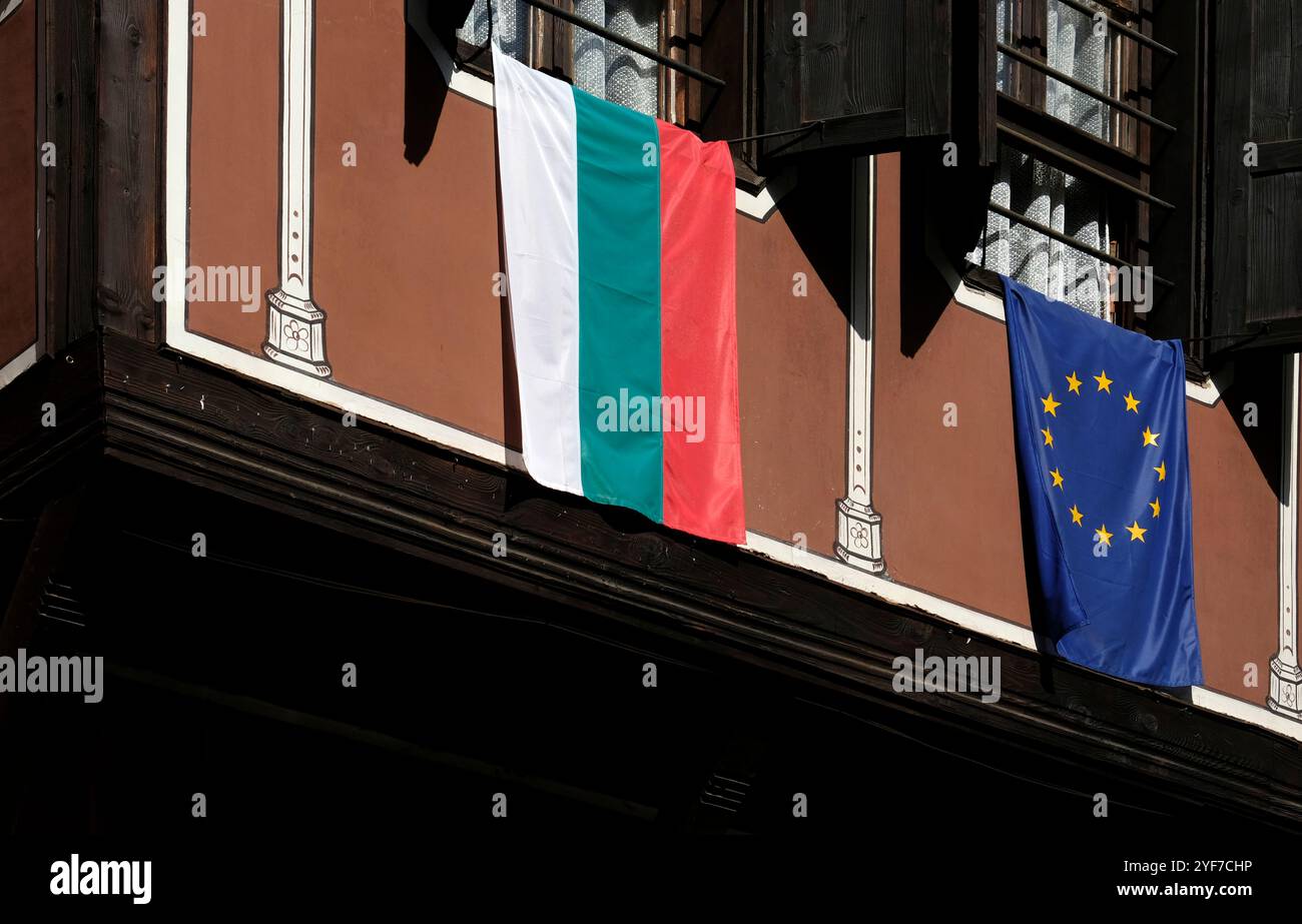 Le drapeau national de la Bulgarie et le drapeau de l'UE accrochés à une fenêtre à Sofia Banque D'Images