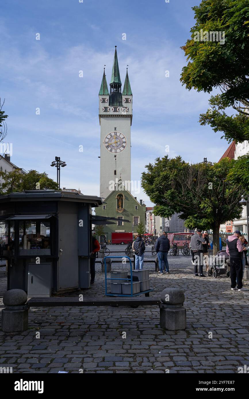 Straubing, Allemagne - 12 octobre 2024 - vue au marché avec la Tour de la ville. Banque D'Images