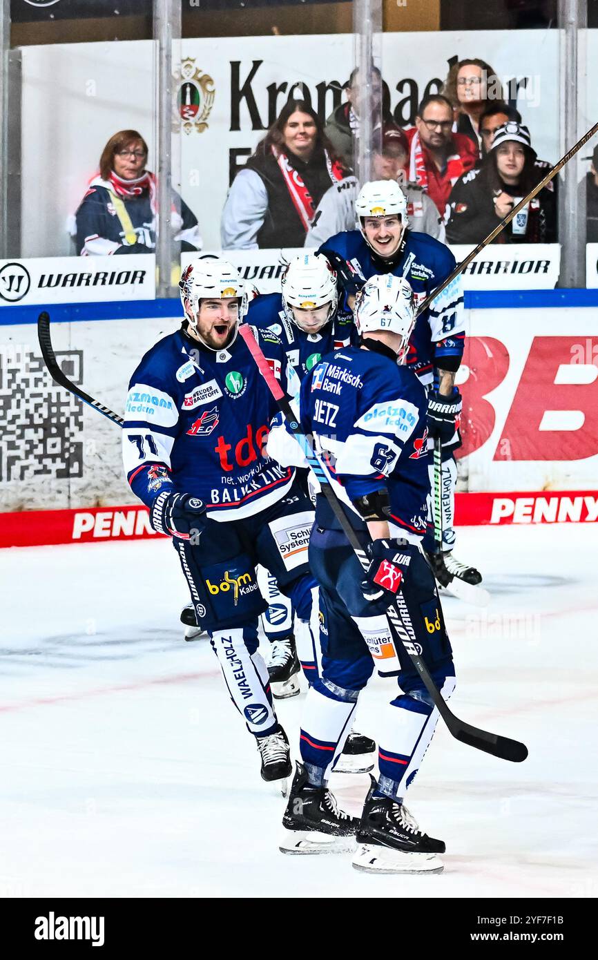 Torjubel, Jubel, Freude BEI Torschütze Brenden Troock (Iserlohn Roosters, #71) Jake Virtanen (Iserlohn Roosters, #19) Zach Osburn (Iserlohn Roosters, #2) Shane Gersich (Iserlohn Roosters, #9) Stanislav Dietz (Iserlohn Roosters, #67), GER, Iserlohn Roosters v. Koelner Haie, EISHDEL, Pockey, 15. Spieltag, Spielzeit 2024/2025, 03.11.2024, Foto : Jonas Brockmann/Eibner-Pressefoto Banque D'Images