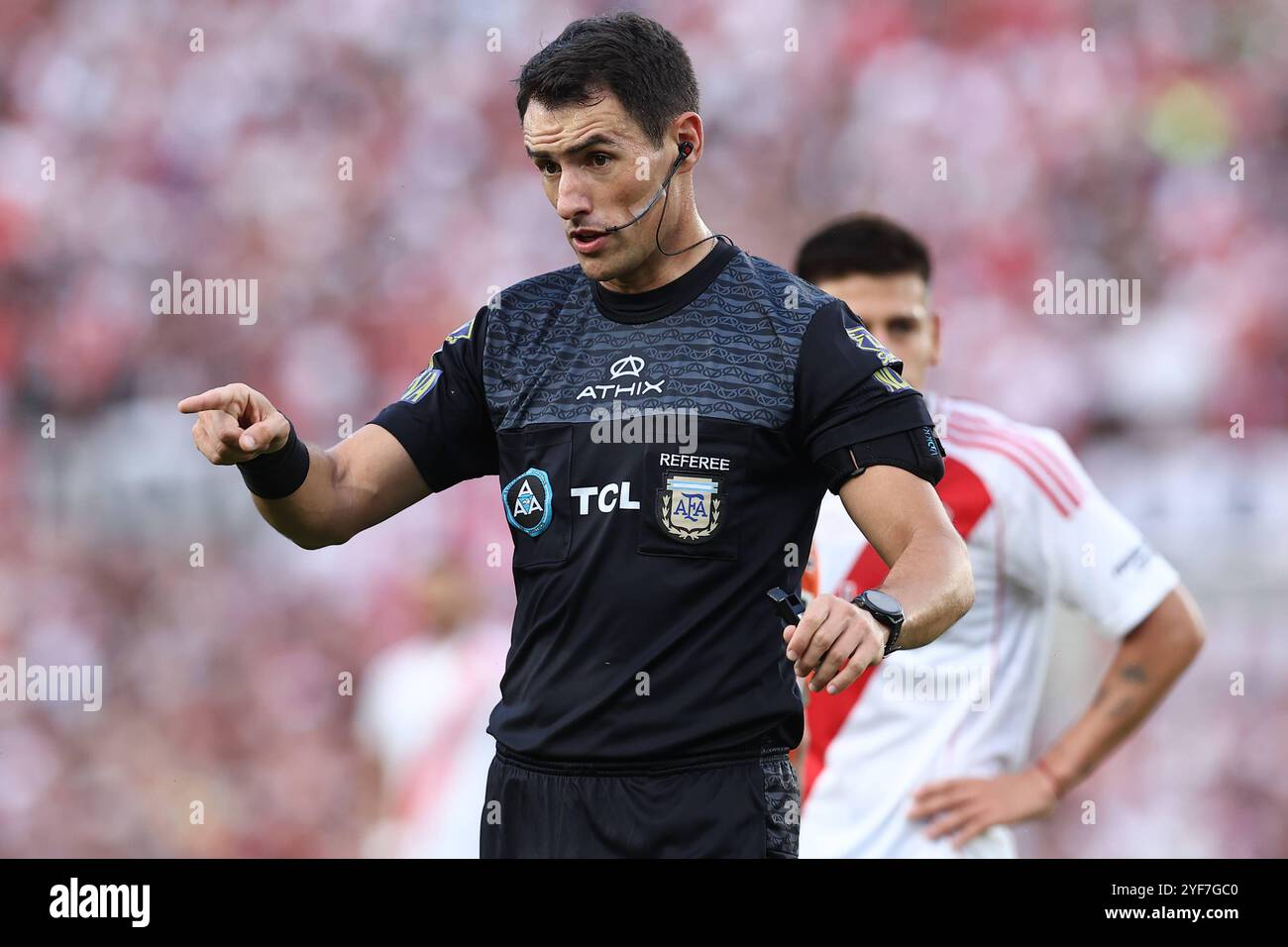 L'arbitre argentin Sebastian Martinez fait un geste lors du tournoi de la Ligue Argentine de football professionnel 2024 Cesar Luis Menotti match entre River plate et Banfield au stade El Monumental de Buenos Aires, le 2 novembre 2024 BUENOS AIRES ARGENTINA Copyright : xALEJANDROxPAGNIx Banque D'Images