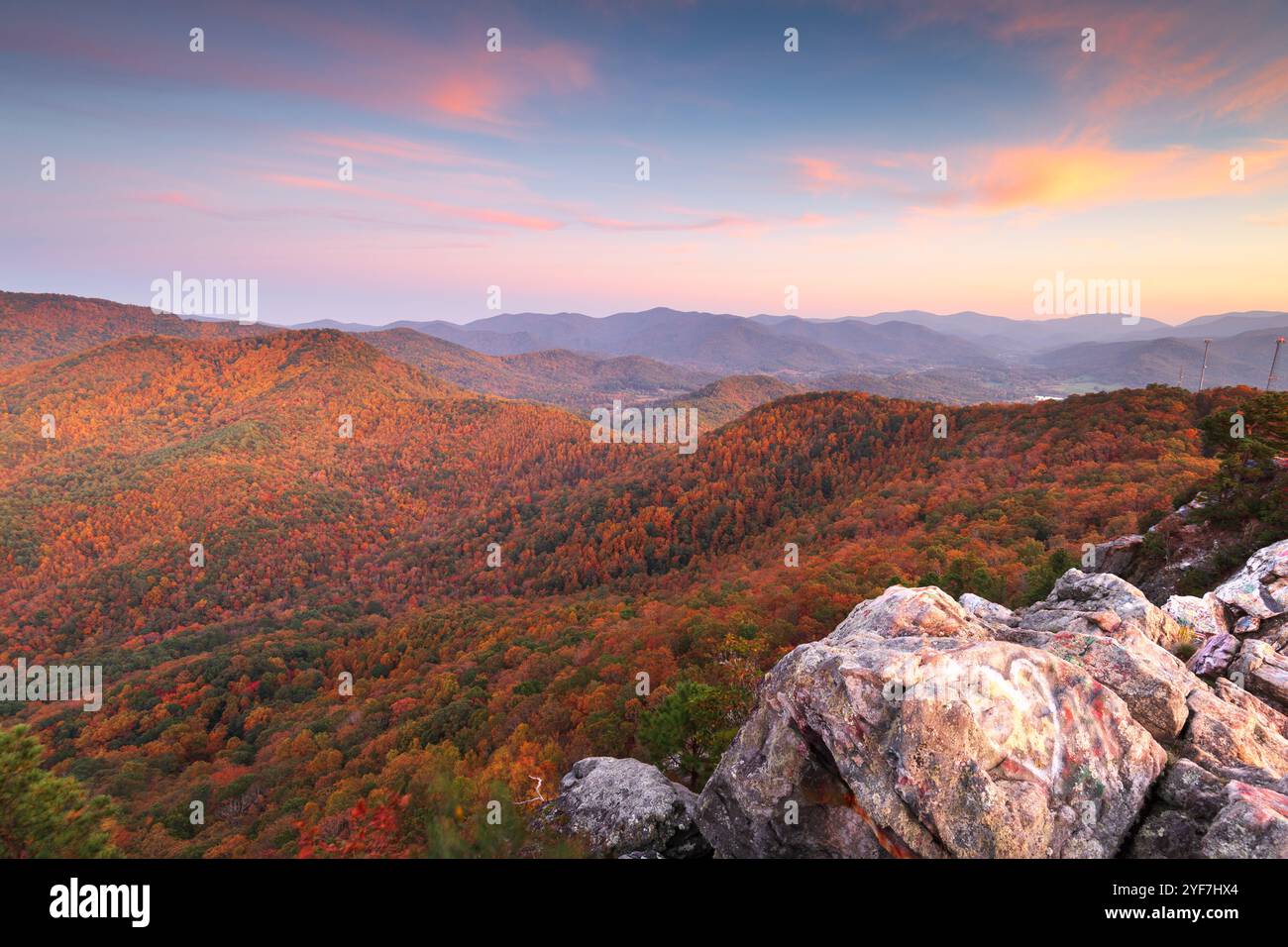 Hiawassee, Géorgie, États-Unis paysage de Bell Mountain en automne au crépuscule. Banque D'Images