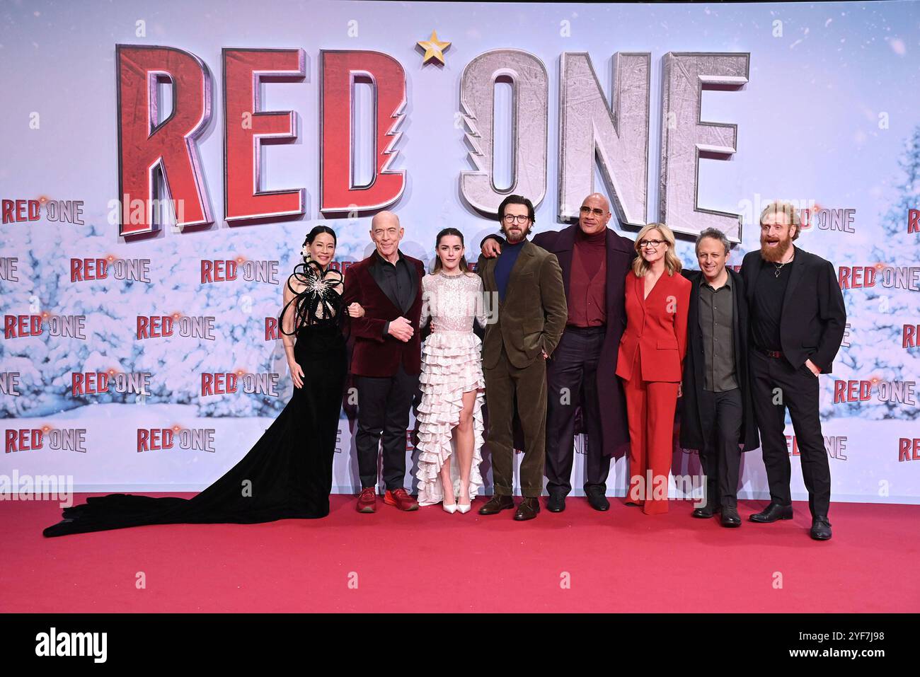 Lucy Liu, J.K. Simmons, Kiernan Shipka, Chris Evans, Dwayne Johnson, Bonnie Hunt, Regisseur Jake Kasdan und Kristofer Hivju BEI der Red One - Alarmstufe Weihnachten film Premiere AM 3.11.2024 in Berlin Red One Filmpremiere in Berlin *** Lucy Liu, J K Simmons, Kiernan Shipka, Chris Evans, Dwayne Johnson, Bonnie Hunt, le réalisateur Jake Kasdan et Kristofer Hivju à l'avant-première du film Red One Alarm Level le 3 11 2024 à Berlin Banque D'Images