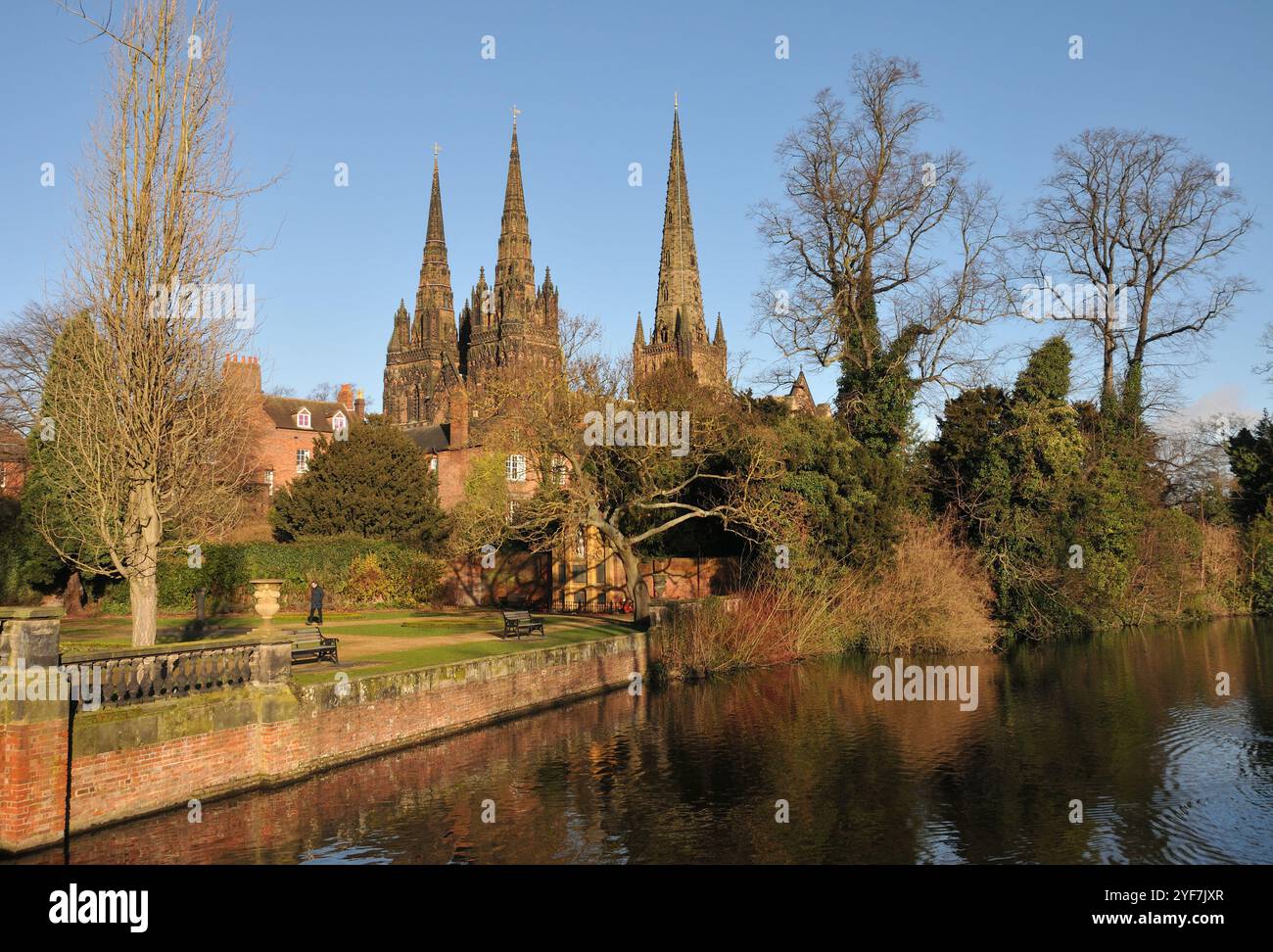 Cathédrale de Lichfield - la seule cathédrale médiévale à trois branches au Royaume-Uni reflétant dans Minster Pool Banque D'Images