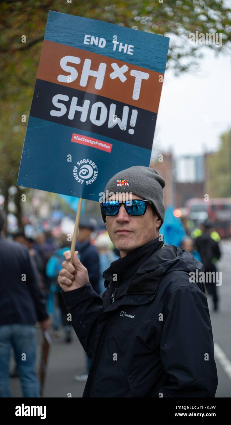 Londres, Royaume-Uni, 11 novembre 2024. Marchez pour l'eau. Marche pour nettoyer les eaux britanniques. par : réforme de la réglementation ; meilleure application de la loi ; et investiture pour la longue terreur. Crédit : a. Bennett Credit : andrew bennett/Alamy Live News Banque D'Images
