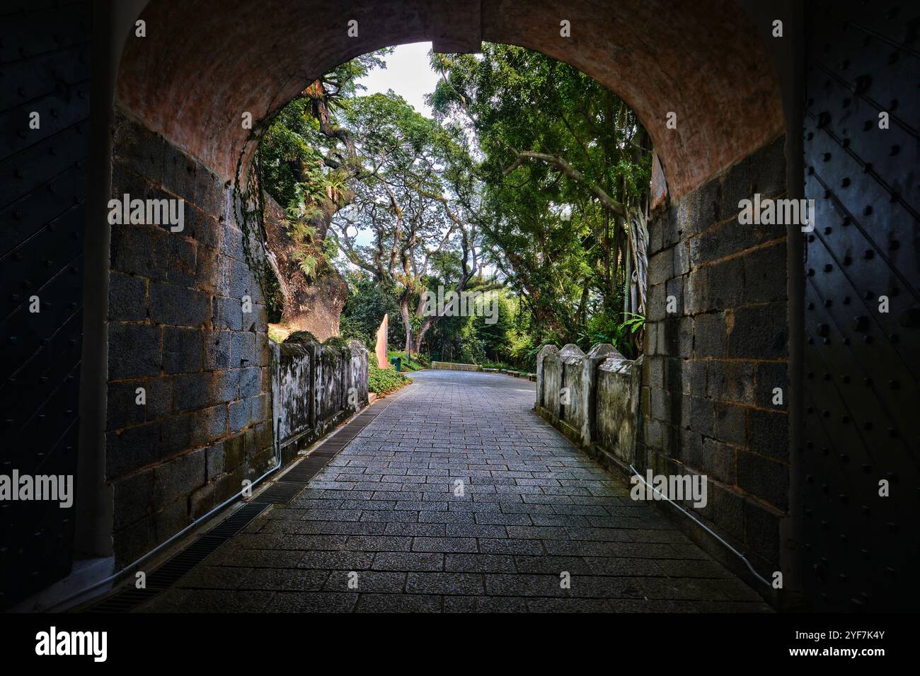 Singapour - 18 août 2024 : Grande porte d'entrée du Fort Canning Park Banque D'Images