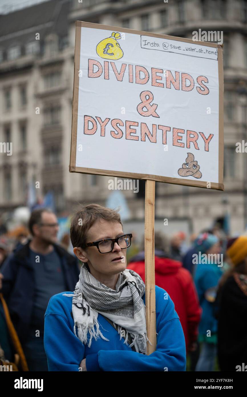 Londres, Royaume-Uni, 11 novembre 2024. Marchez pour l'eau. Marche pour nettoyer les eaux britanniques. par : réforme de la réglementation ; meilleure application de la loi ; et investiture pour la longue terreur. Crédit : a. Bennett Credit : andrew bennett/Alamy Live News Banque D'Images