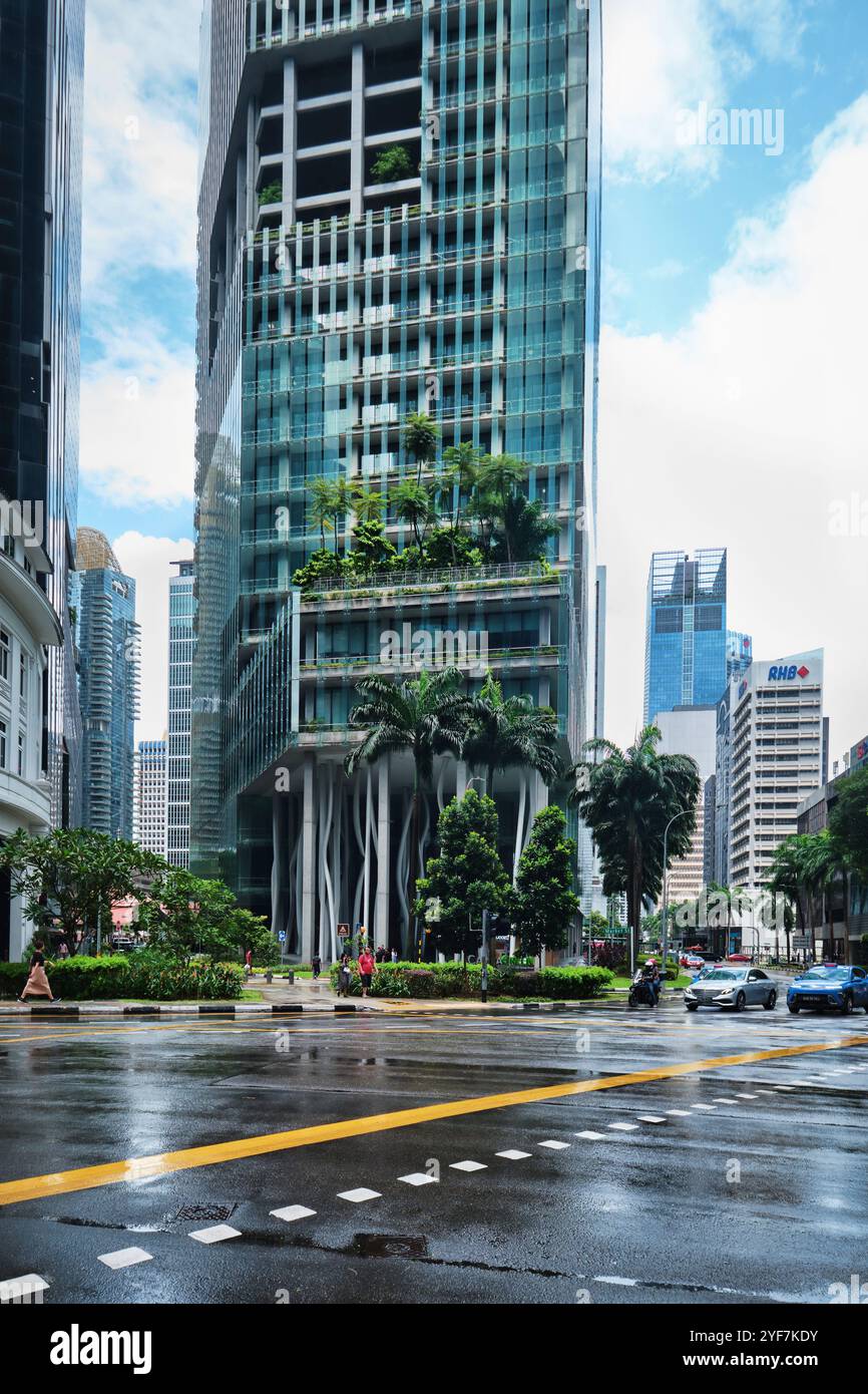 Singapour - 18 janvier 2025 : vue sur le bâtiment écologique CapitaGreen, également connu sous le nom de Market Street Tower Banque D'Images