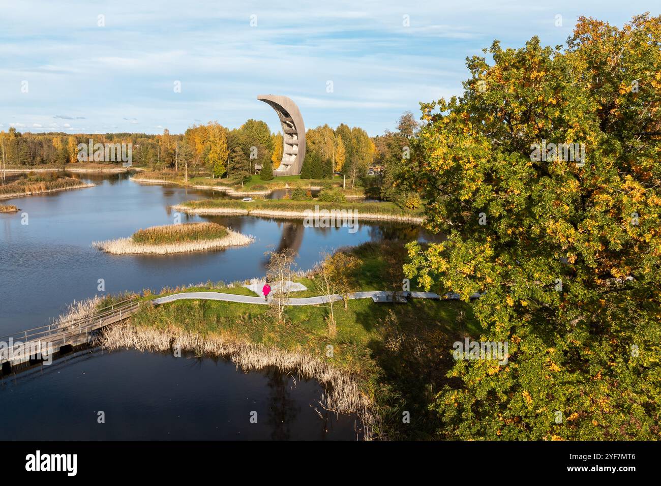 Vue aérienne étonnante des lacs karstiques Kirkilai et tour de guet dans le matin d'automne ensoleillé lumineux, ancien Birzai, comté de Panevezys, Lituanie Banque D'Images