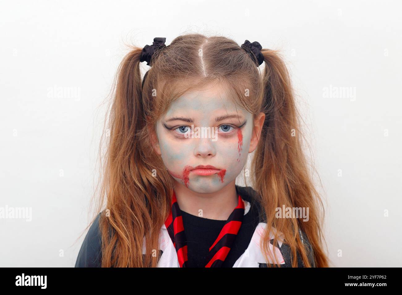 Une fille de 9 ans avec zombie se maquille pour Halloween Banque D'Images