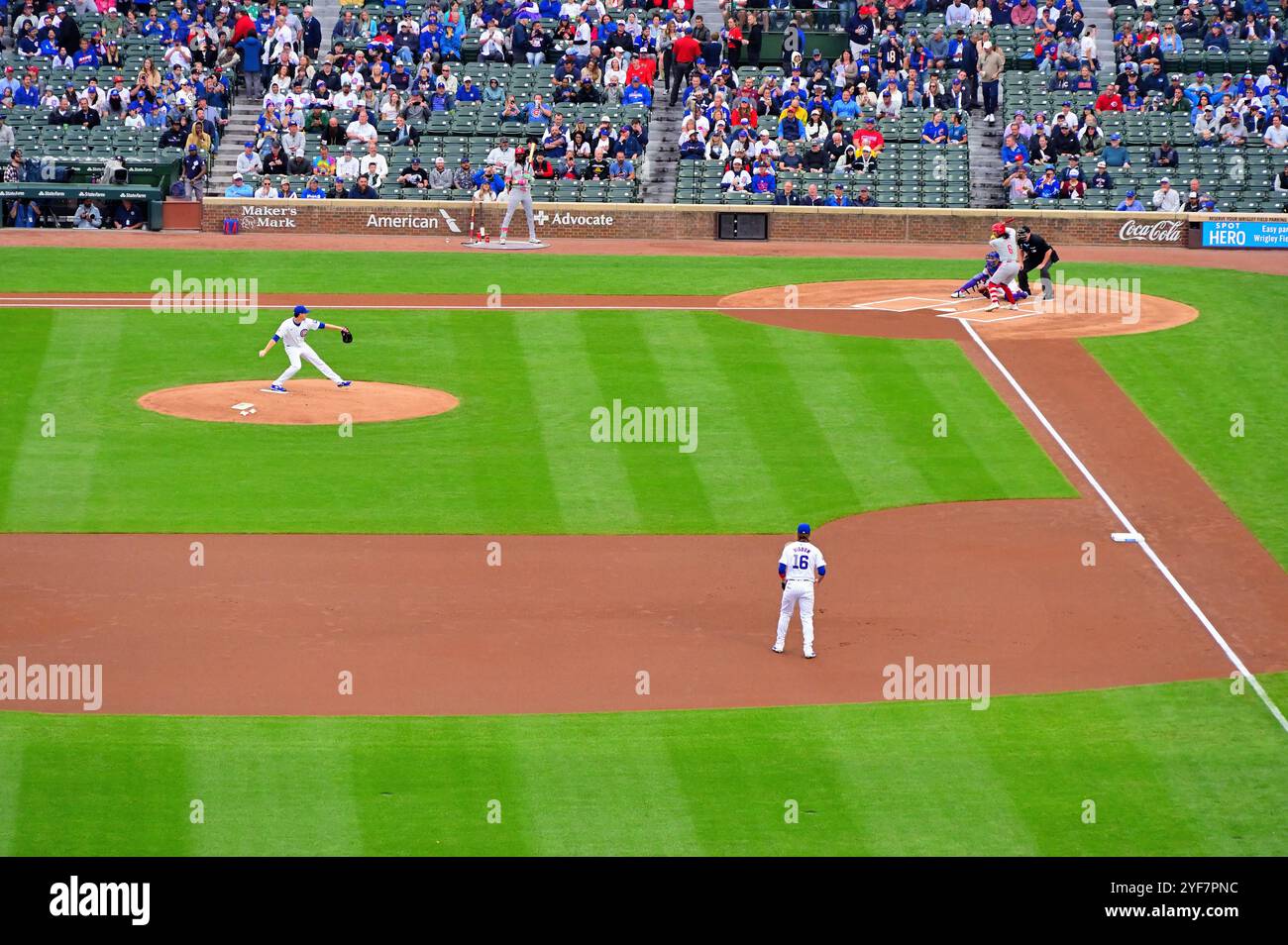 Chicago, Illinois, États-Unis. Le lanceur des Cubs de Chicago, Kyle Hendricks, remet la première photo du match à Jonathan India des Reds de Cincinnati Banque D'Images