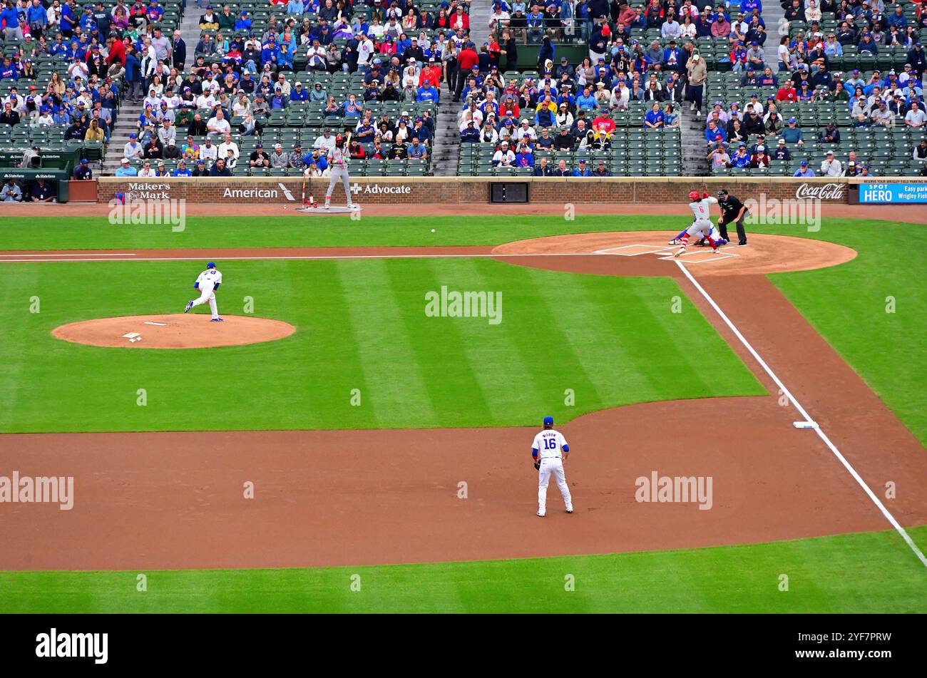 Chicago, Illinois, États-Unis. Kyle Hendricks des Cubs de Chicago en première photo du match à Jonathan India des Reds de Cincinnati. Banque D'Images