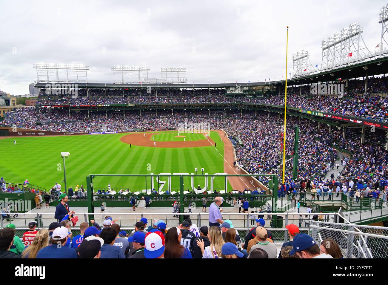 Chicago, Illinois, États-Unis. Une vue sur le toit de l'autre côté de la rue de Wrigley Field alors que les Chicago Cubs Kyle Hendricks lancaient pour les Cubs. Banque D'Images