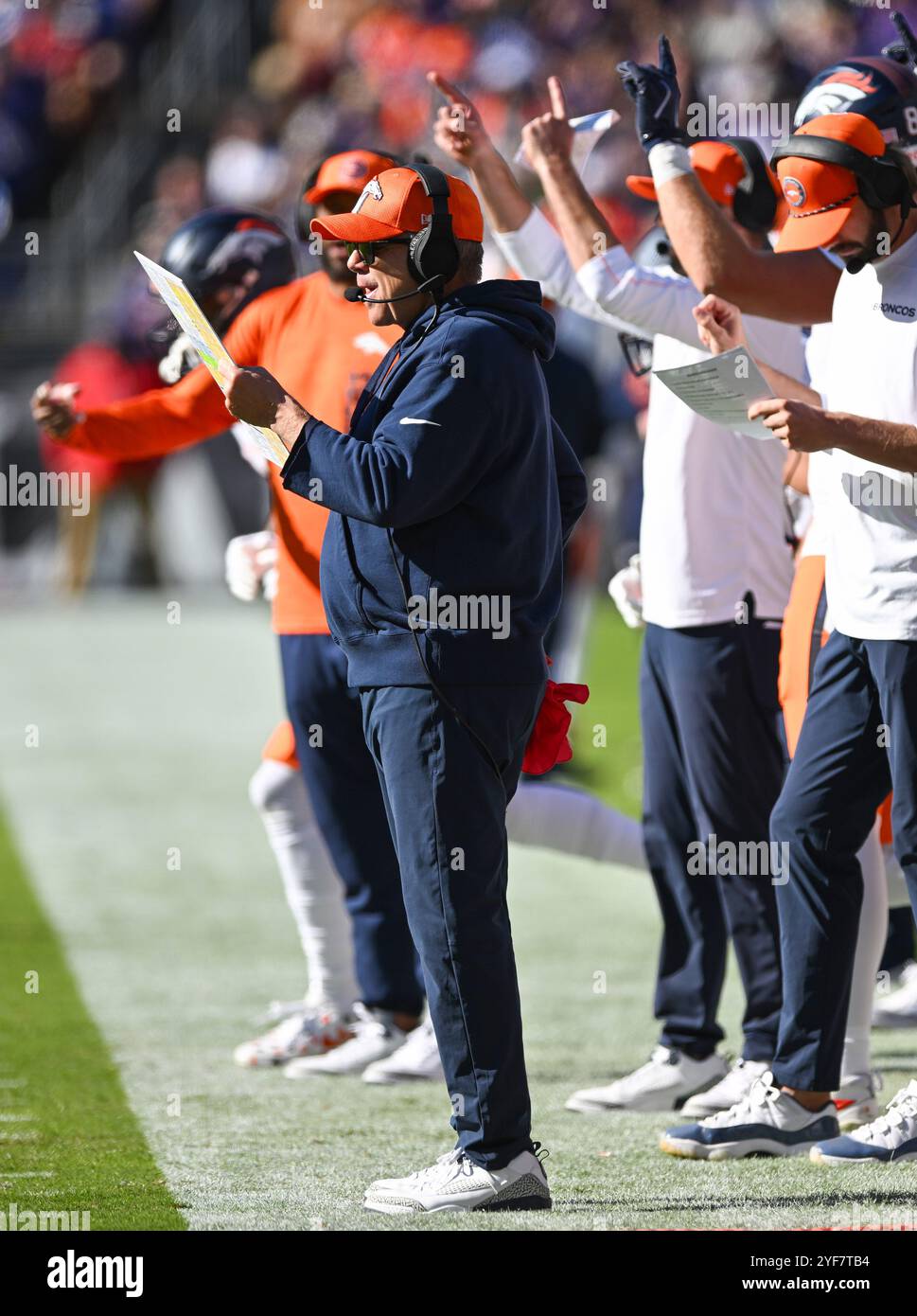 Baltimore, États-Unis. 04th Nov, 2024. L'entraîneur-chef des Broncos de Denver, Sean Payton, travaille sur la touche contre les Ravens de Baltimore lors de la première mi-temps au M&T Bank Stadium de Baltimore, Maryland, le dimanche 3 novembre 2024. Photo de David Tulis/UPI crédit : UPI/Alamy Live News Banque D'Images