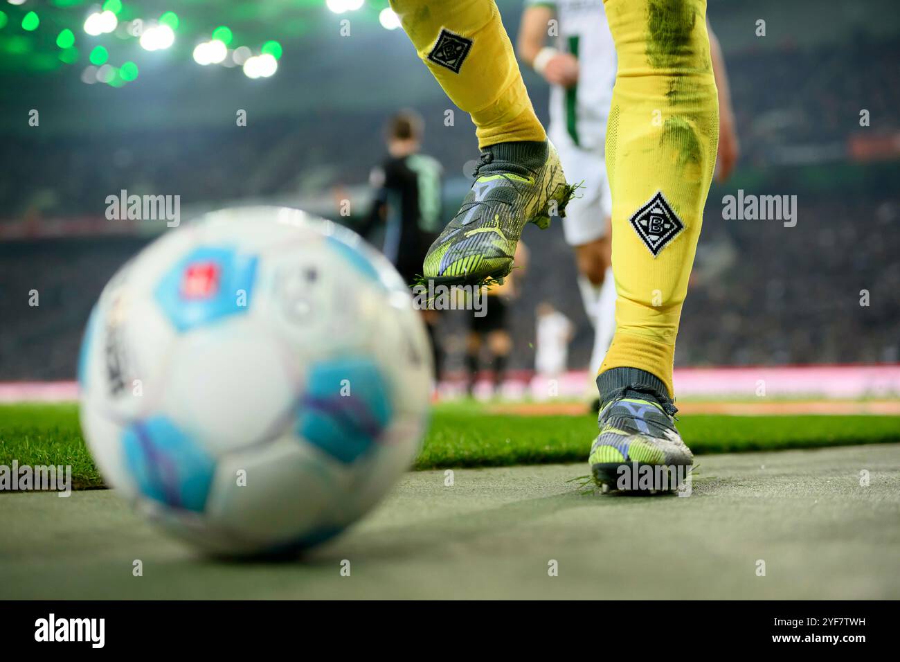 Borussia Monchengladbach, Deutschland. 03 Nov, 2024. Feature, match ball et jambes dans Borussia Park, les jambes du gardien de but Moritz NICOLAS (MG), logo, Puma, chaussures de football, chaussettes, football 1. Bundesliga, 9. Matchday, Borussia Monchengladbach (MG) - SV Werder Brême (HB) 4:1, le 03.11.2024 à Borussia Monchengladbach/ Germany. #La réglementation DFL interdit toute utilisation de photographies comme séquences d'images et/ou quasi-vidéo # crédit : dpa/Alamy Live News Banque D'Images