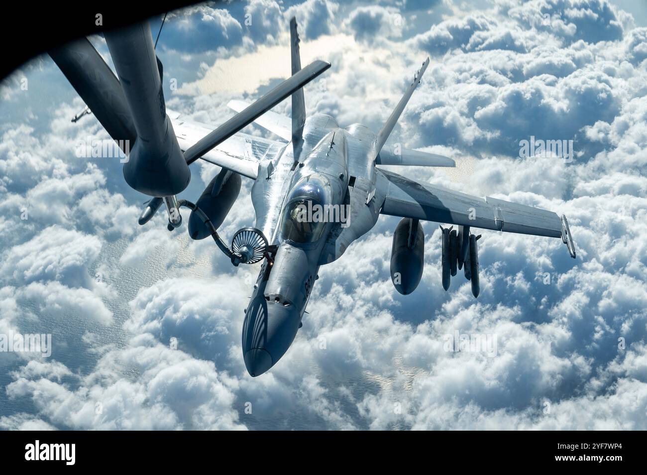 Mer du Japon, Japon. 31 octobre 2024. Un chasseur F/A-18D Hornet du corps des Marines des États-Unis affecté aux Red Devils of Marine Fighter Attack Squadron 232 ravitaille un KC-135 Stratotanker de l'US Air Force, lors de l'exercice Keen Sword 25, le 31 octobre 2024 au-dessus de la mer du Japon. Crédit : SRA Tylir Meyer/US Air Force/Alamy Live News Banque D'Images