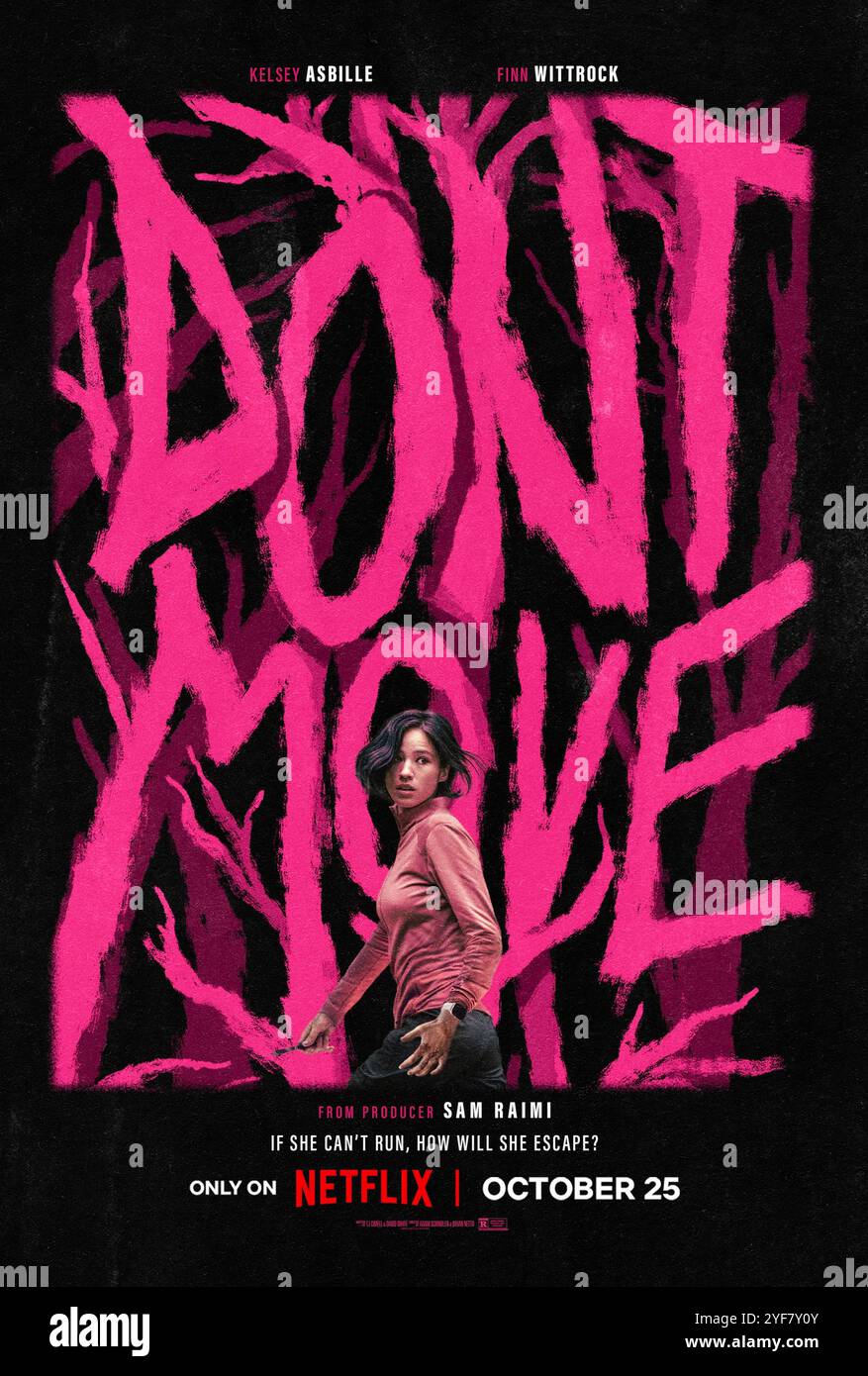 Don't Move (2024) réalisé par Adam Schindler et Brian Netto avec Kelsey Asbille et Finn Wittrock. Une femme en deuil doit se battre pour survivre après avoir été injectée avec un agent paralytique par un tueur. Affiche publicitaire À USAGE ÉDITORIAL EXCLUSIF. Crédit : BFA / Netflix Banque D'Images