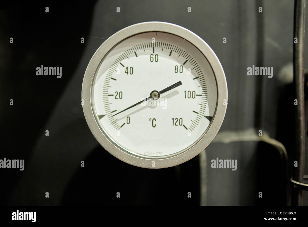 Gros plan de la jauge de température industrielle affichant les degrés Celsius dans un environnement de fabrication Banque D'Images