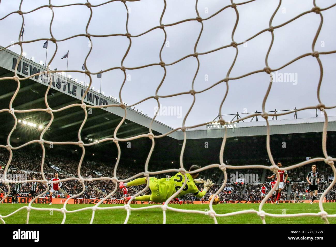 Le gardien de l'Arsenal David Raya (22 ans) sauve le milieu de terrain de Newcastle United Anthony Gordon (10 ans) lors du match Newcastle United FC contre Arsenal FC English premier League à James' Park, Newcastle, Angleterre, Royaume-Uni le 2 novembre 2024 crédit : Every second Media/Alamy Live News Banque D'Images