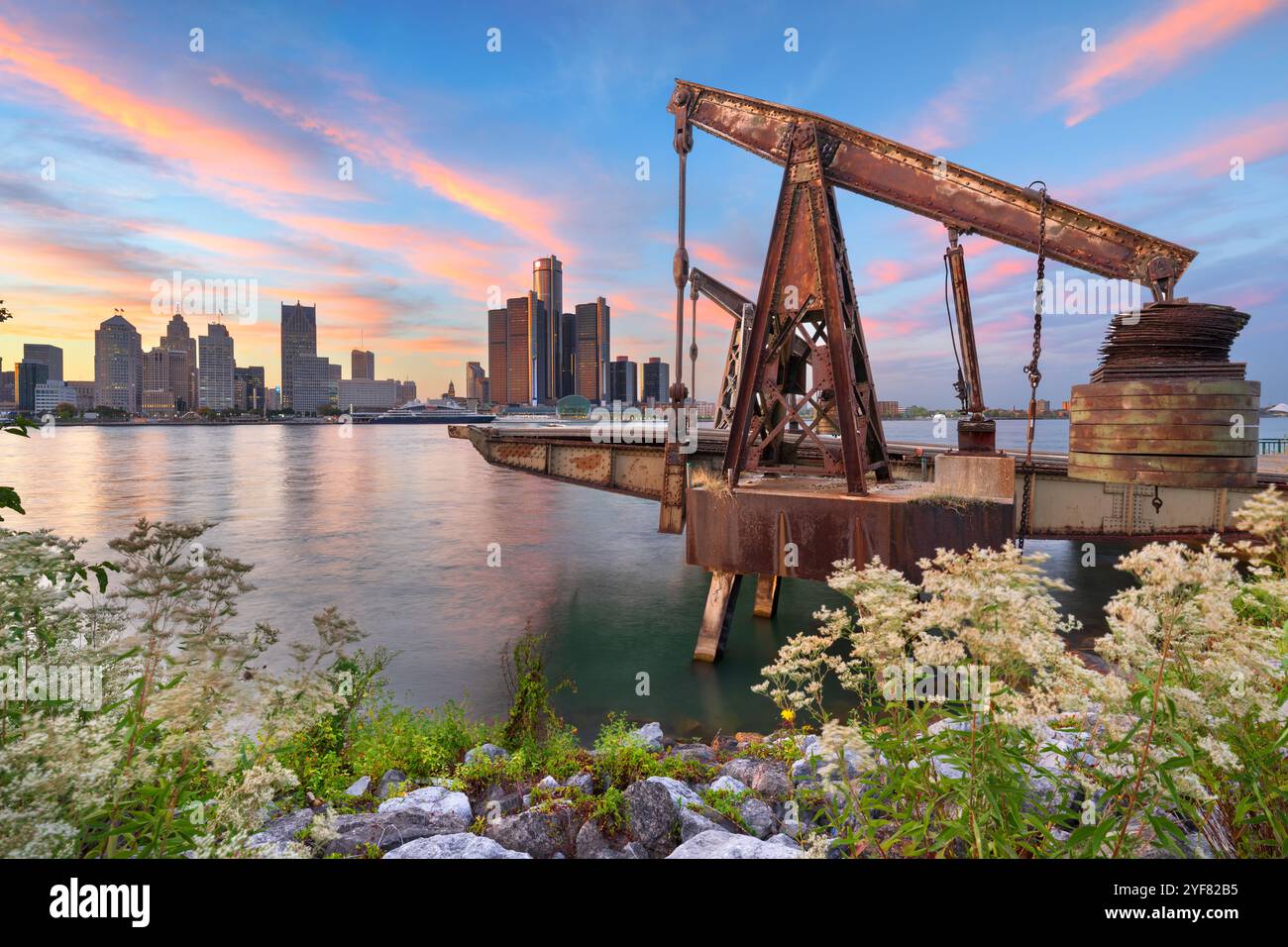 L'horizon de Detroit, Michigan, USA vu de l'autre côté de la rivière Detroit à Windsor, Ontario, Canada au crépuscule. Banque D'Images