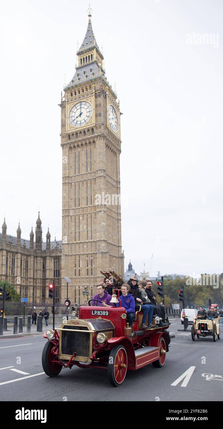 Vétéran Dennis Fire Engine London à Brighton Veteran car Run Westminster Bridge London Banque D'Images