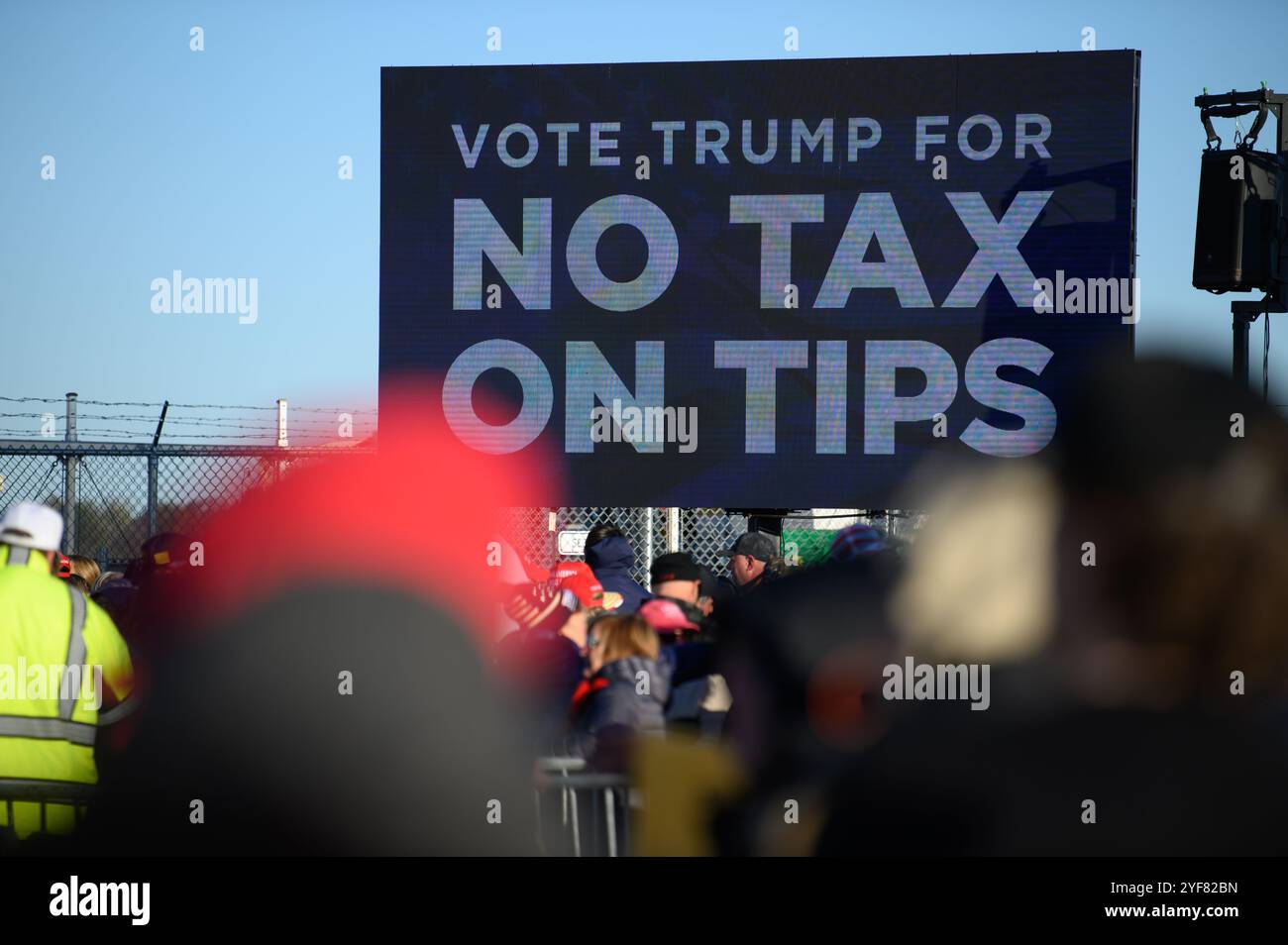 Lititz, Pennsylvanie, États-Unis. Le 3 novembre 2024., des milliers de partisans de l’ancien président américain Donald J. Trump assistent à un rassemblement au cours duquel Trump s’est exprimé à Lititz, PA, deux jours seulement avant le jour des élections 2024. La Pennsylvanie est un État swing crucial dans l'élection. Crédit : John Lazenby/Alamy Live News Banque D'Images