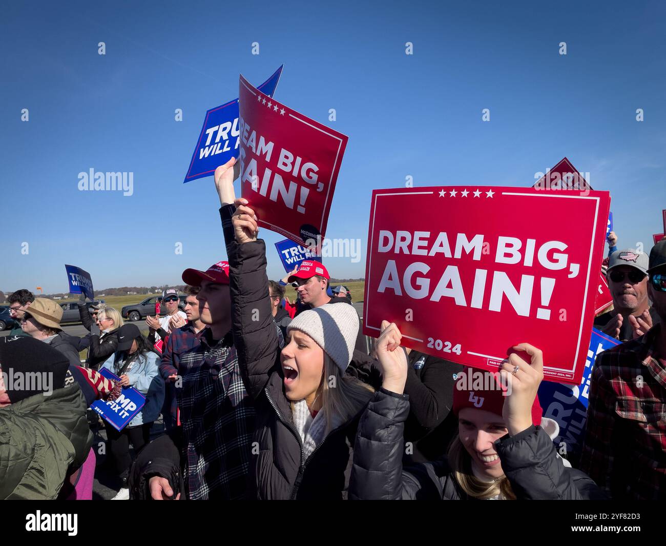Lititz, Pennsylvanie, États-Unis. Le 3 novembre 2024, les partisans de l’ancien président américain Donald J. Trump assistent à un rassemblement au cours duquel Trump s’est exprimé à Lititz, PA, deux jours seulement avant le jour des élections 2024. La Pennsylvanie est un État swing crucial dans l'élection. Crédit : John Lazenby/Alamy Live News Banque D'Images