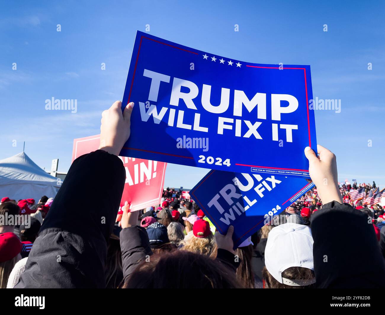 Lititz, Pennsylvanie, États-Unis. Le 3 novembre 2024., des milliers de partisans de l’ancien président américain Donald J. Trump assistent à un rassemblement au cours duquel Trump s’est exprimé à Lititz, PA, deux jours seulement avant le jour des élections 2024. La Pennsylvanie est un État swing crucial dans l'élection. Crédit : John Lazenby/Alamy Live News Banque D'Images