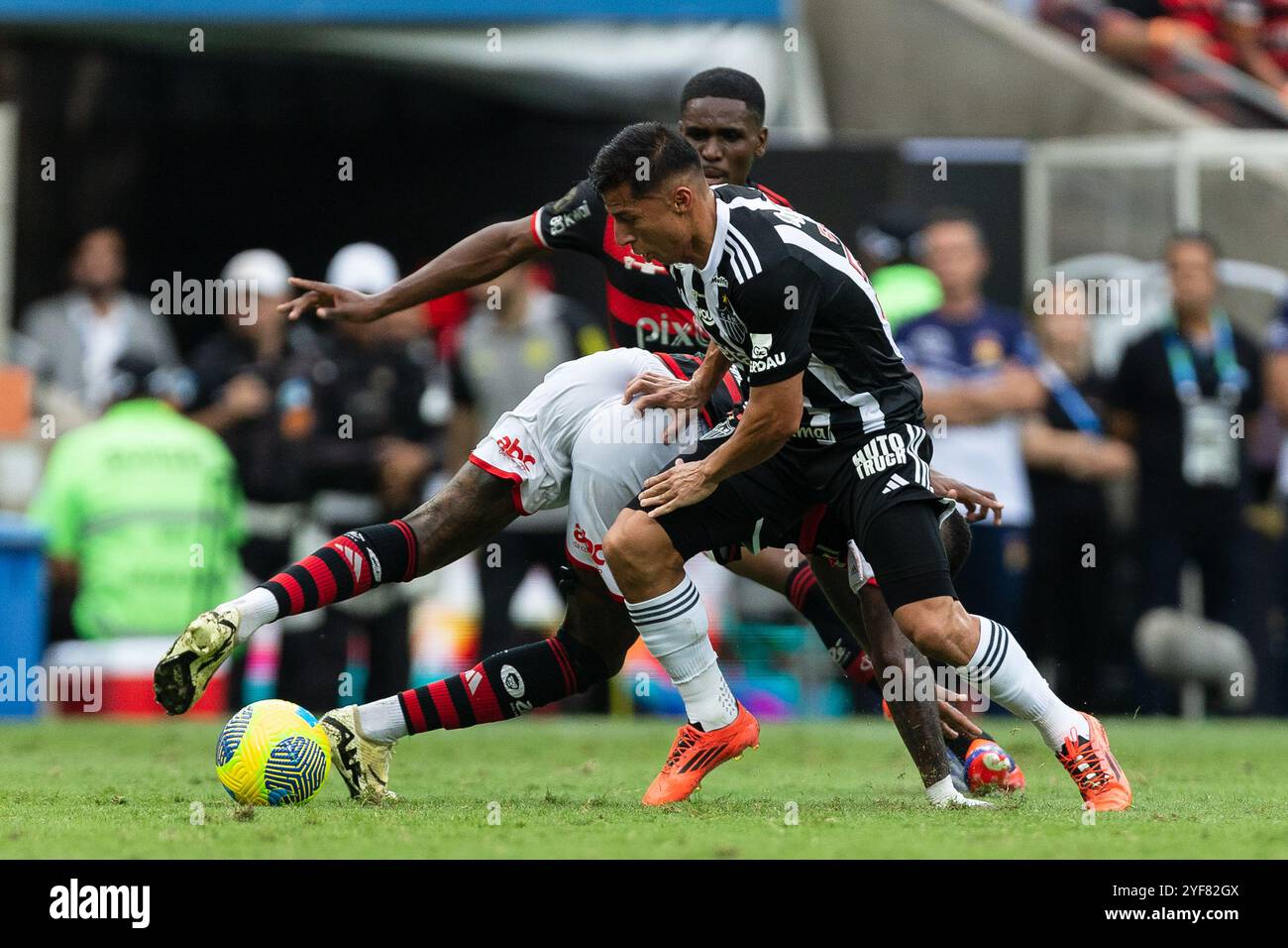 Rio de Janeiro, Brésil. 03 Nov, 2024. RIO DE JANEIRO, BRÉSIL - 03 NOVEMBRE : JUNIOR ALONSO de l'Atletico Mineiro se bat pour le ballon lors du match entre Flamengo et Atletico Mineiro dans le cadre de la finale de la Copa do Brasil 2024 au stade Maracana le 03 novembre 2024 à Rio de Janeiro, Brésil. Crédit : Ruano Carneiro/Alamy Live News Banque D'Images