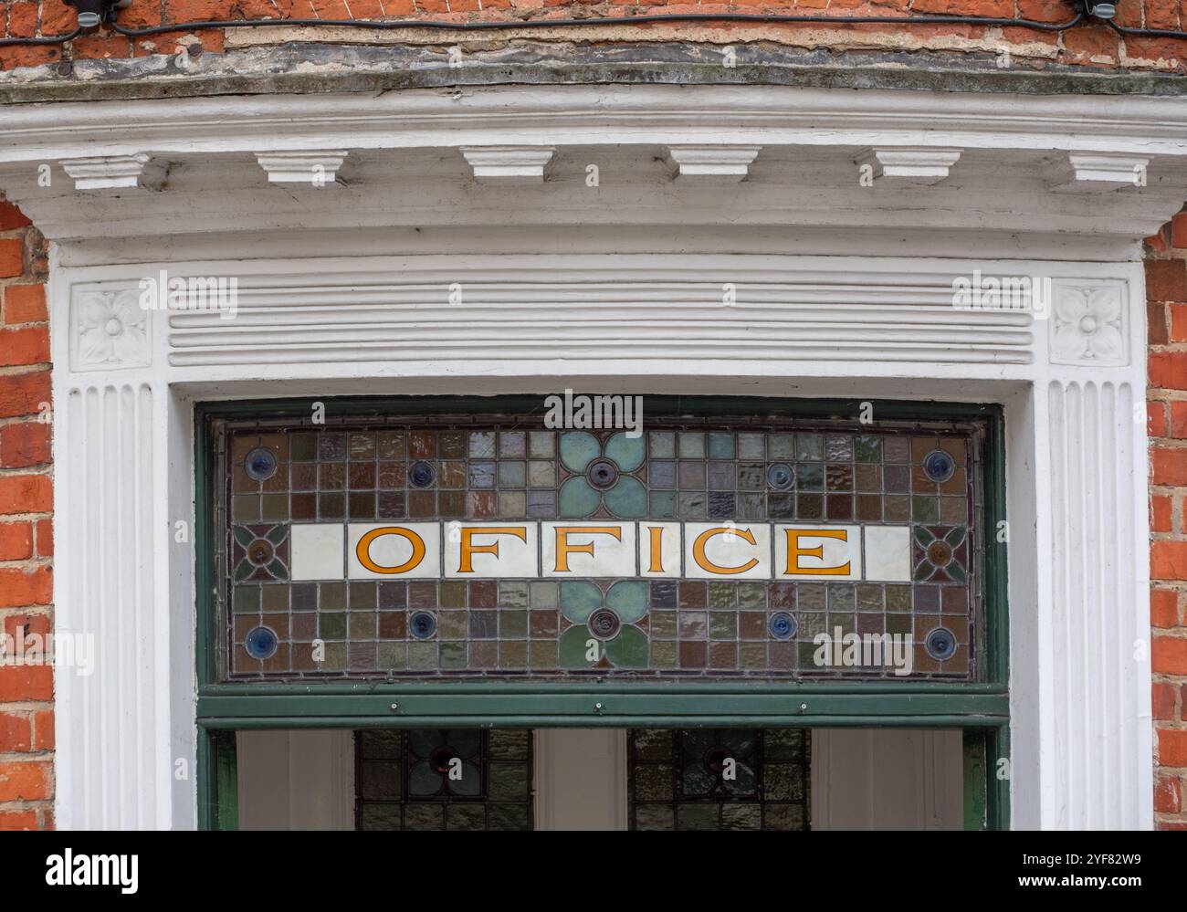 Panneau de vitraux au-dessus de la porte de l'hôtel, Henley-on-Thames, Royaume-Uni Banque D'Images