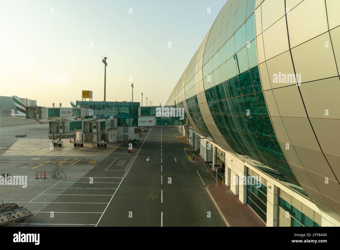 DUBAÏ, Émirats arabes Unis - 17 JANVIER 2017 : vue côté piste de l'aéroport international de Dubaï. Banque D'Images