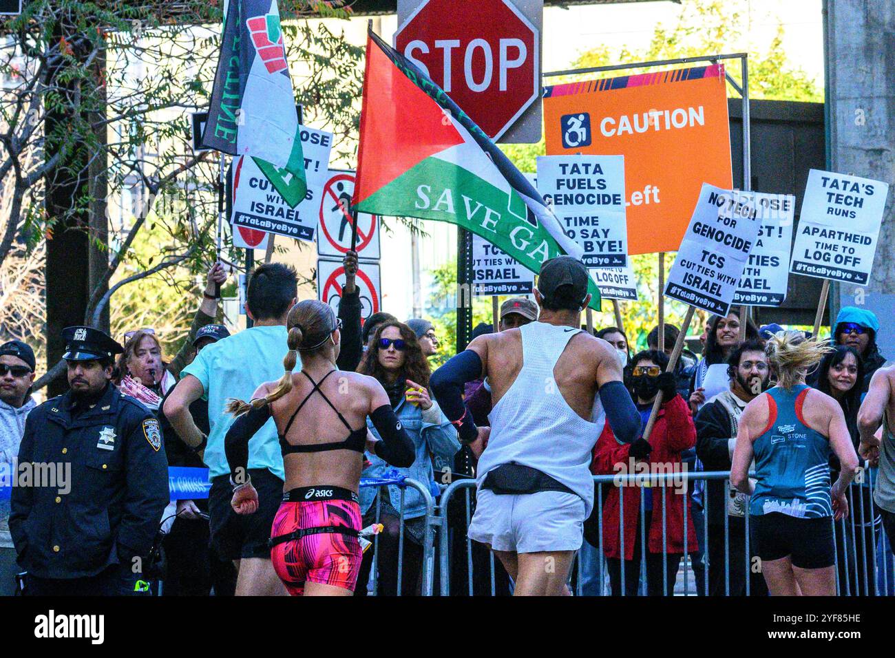 New York, États-Unis. 3 novembre 2024. Les spectateurs brandissent des pancartes anti-israéliennes en regardant les coureurs participer au marathon de New York. Plus de 50 000 coureurs du monde entier participent au NYRR TCS New York City Marathon 2024. Crédit : Enrique Shore/Alamy Live News Banque D'Images