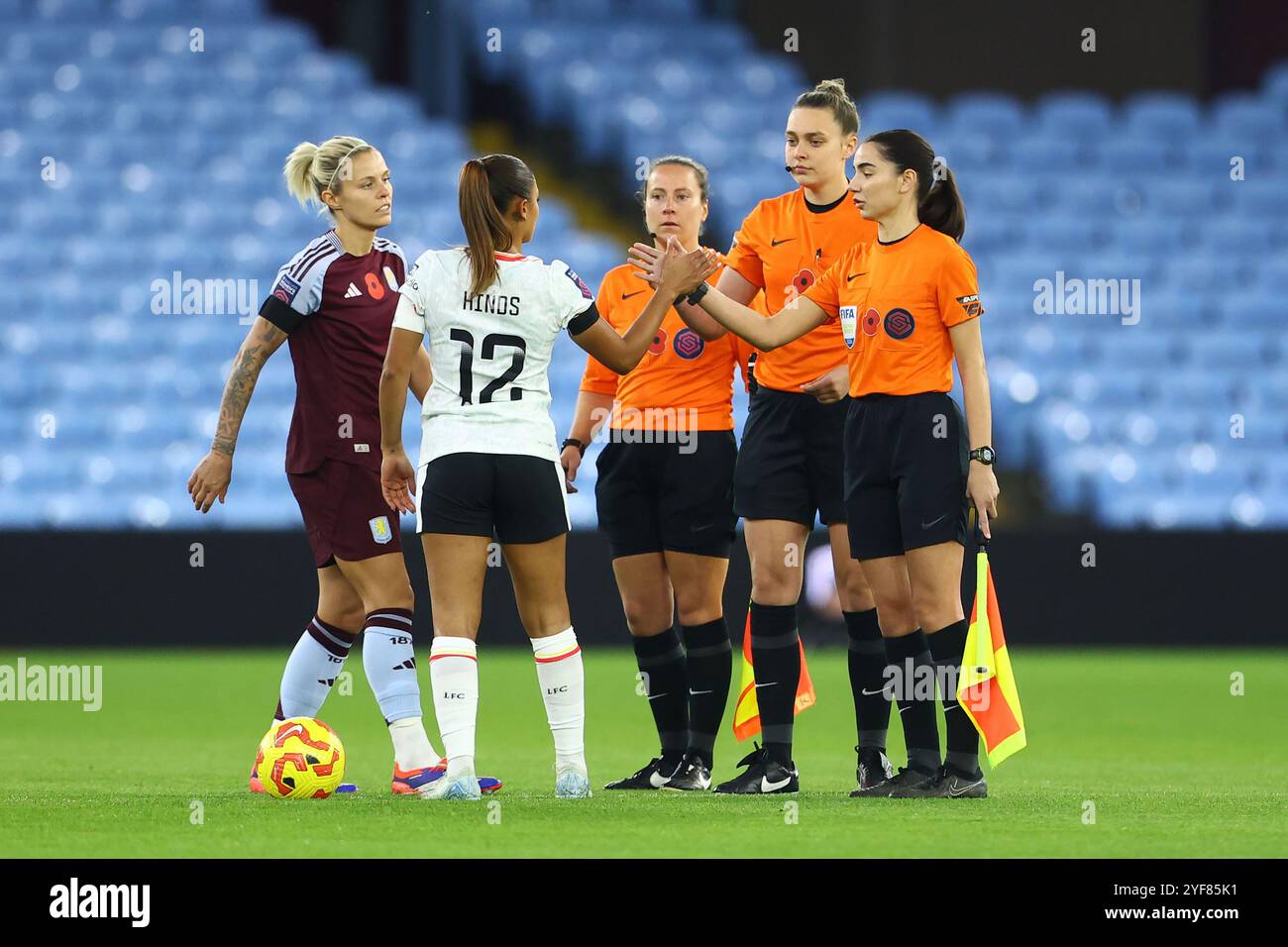 Birmingham, Royaume-Uni. 3 novembre 2024. Lauren Whiteman, Pheobe Cross et Sophie Dennington se serrent la main de Rachel Daly d'Aston Villa et Taylor Hinds de Liverpool avant le match de Super League féminine de la FA à Villa Park, Birmingham. Le crédit photo devrait se lire : Annabel Lee-Ellis/Sportimage crédit : Sportimage Ltd/Alamy Live News Banque D'Images