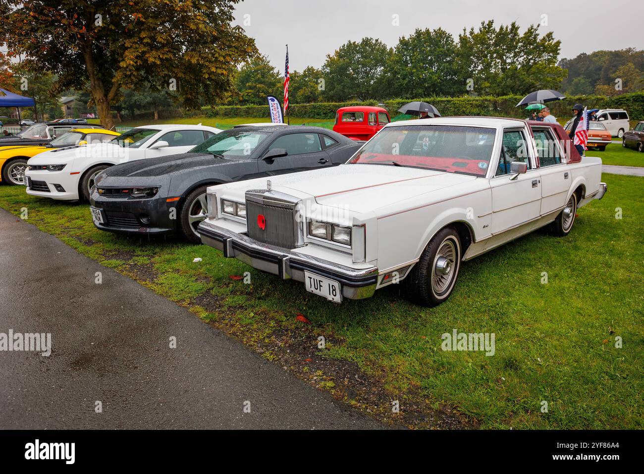 Salon de voitures classiques à Warrington - jour de pluie - White Lincoln dirige une rangée de berlines américaines Banque D'Images