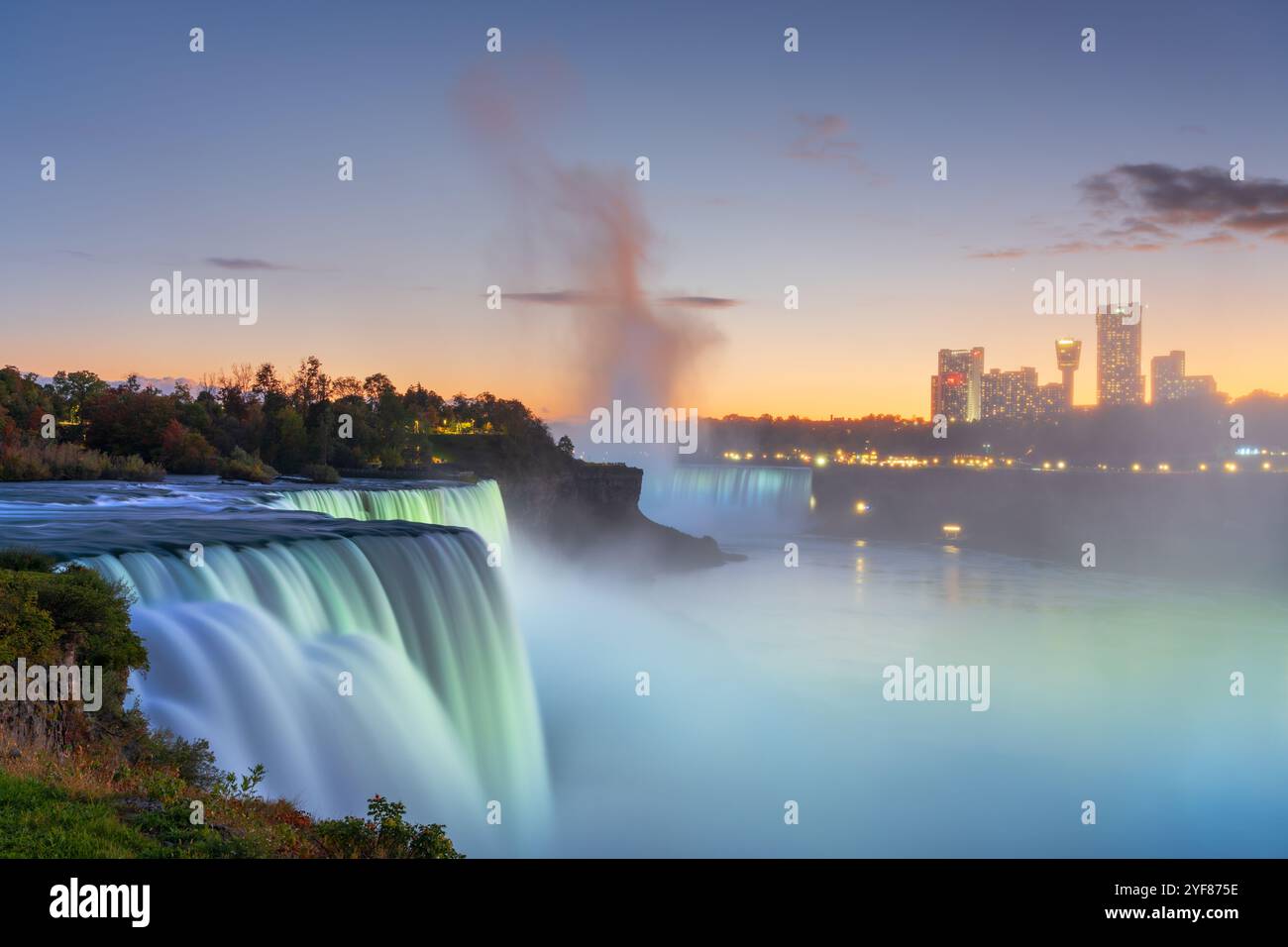 Niagara Falls, New York, États-Unis depuis le bord des chutes sur un crépuscule d'automne. Banque D'Images