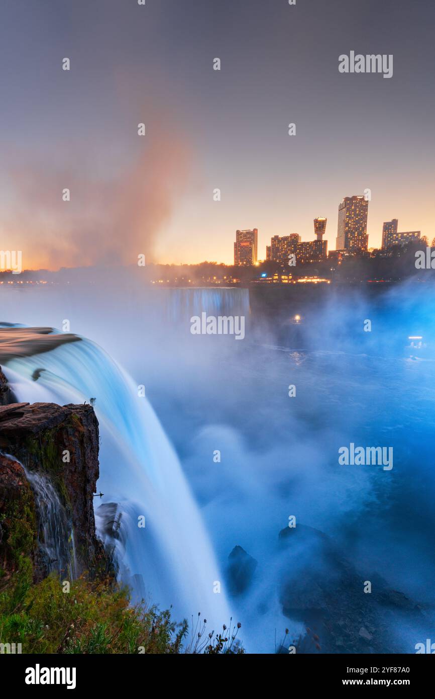 Niagara Falls, New York, États-Unis depuis le bord des chutes sur un crépuscule d'automne. Banque D'Images